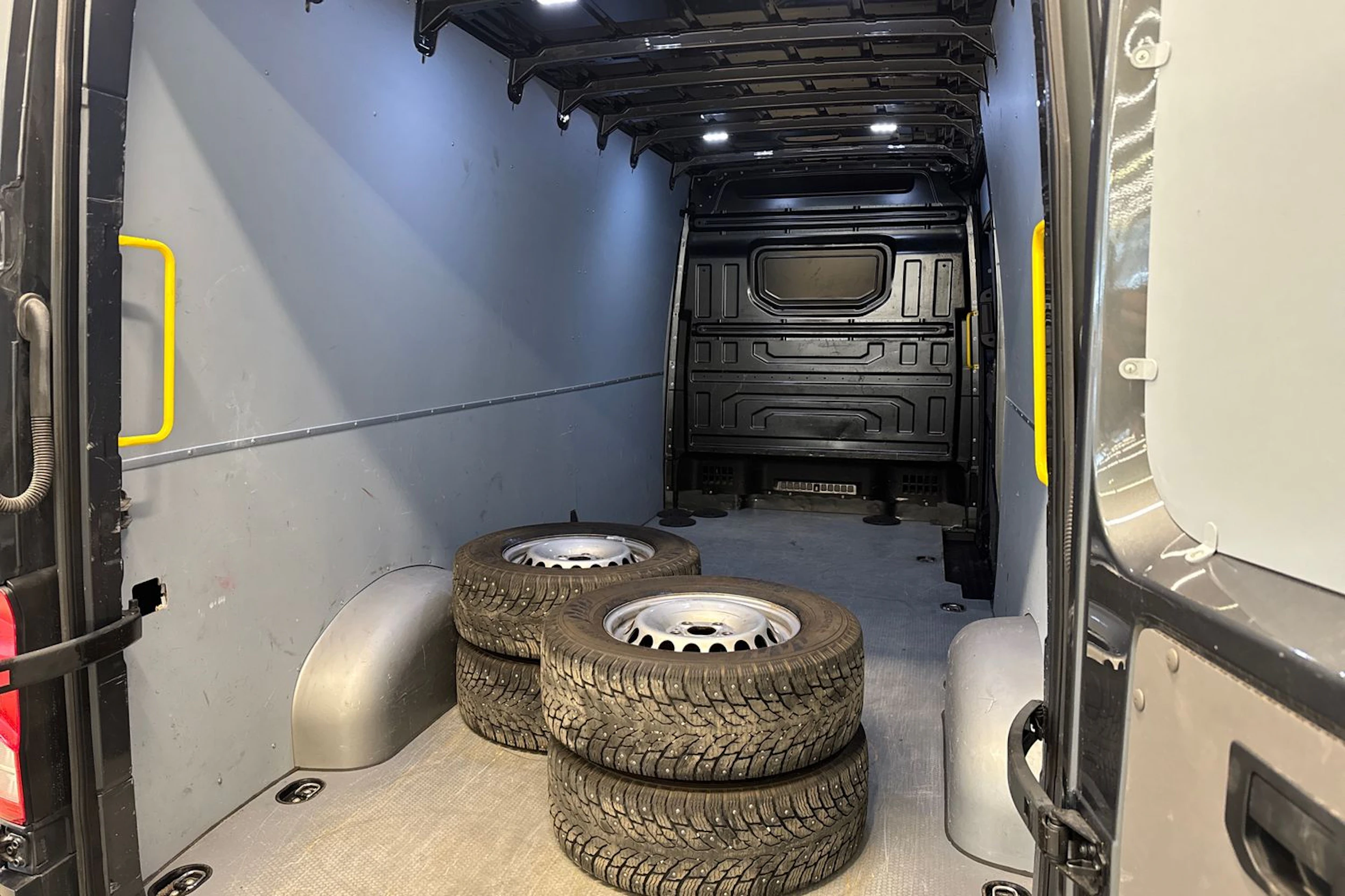 harmaa Volkswagen Crafter 2018 kuva 24.