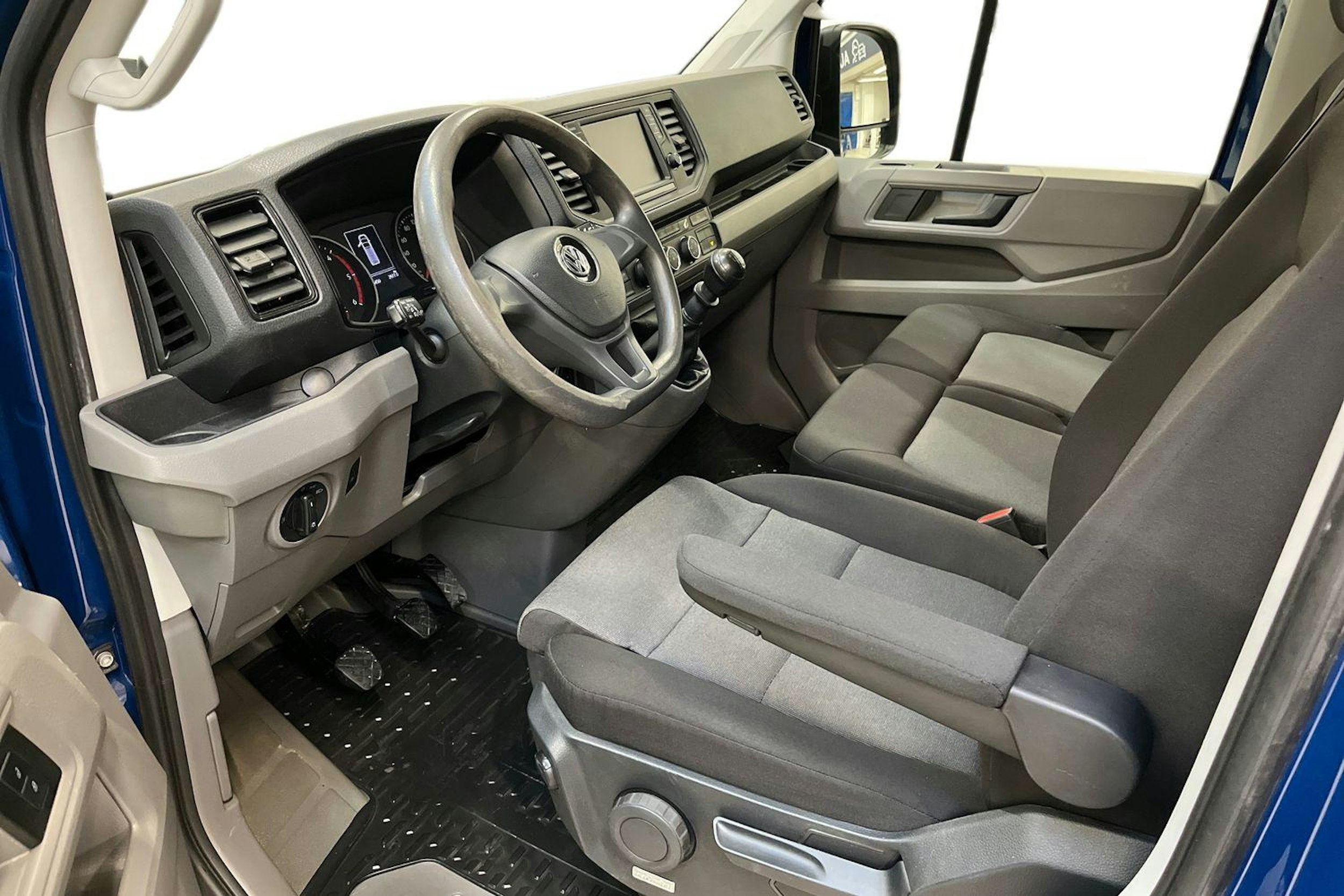 sininen Volkswagen Crafter 2018 kuva 6.