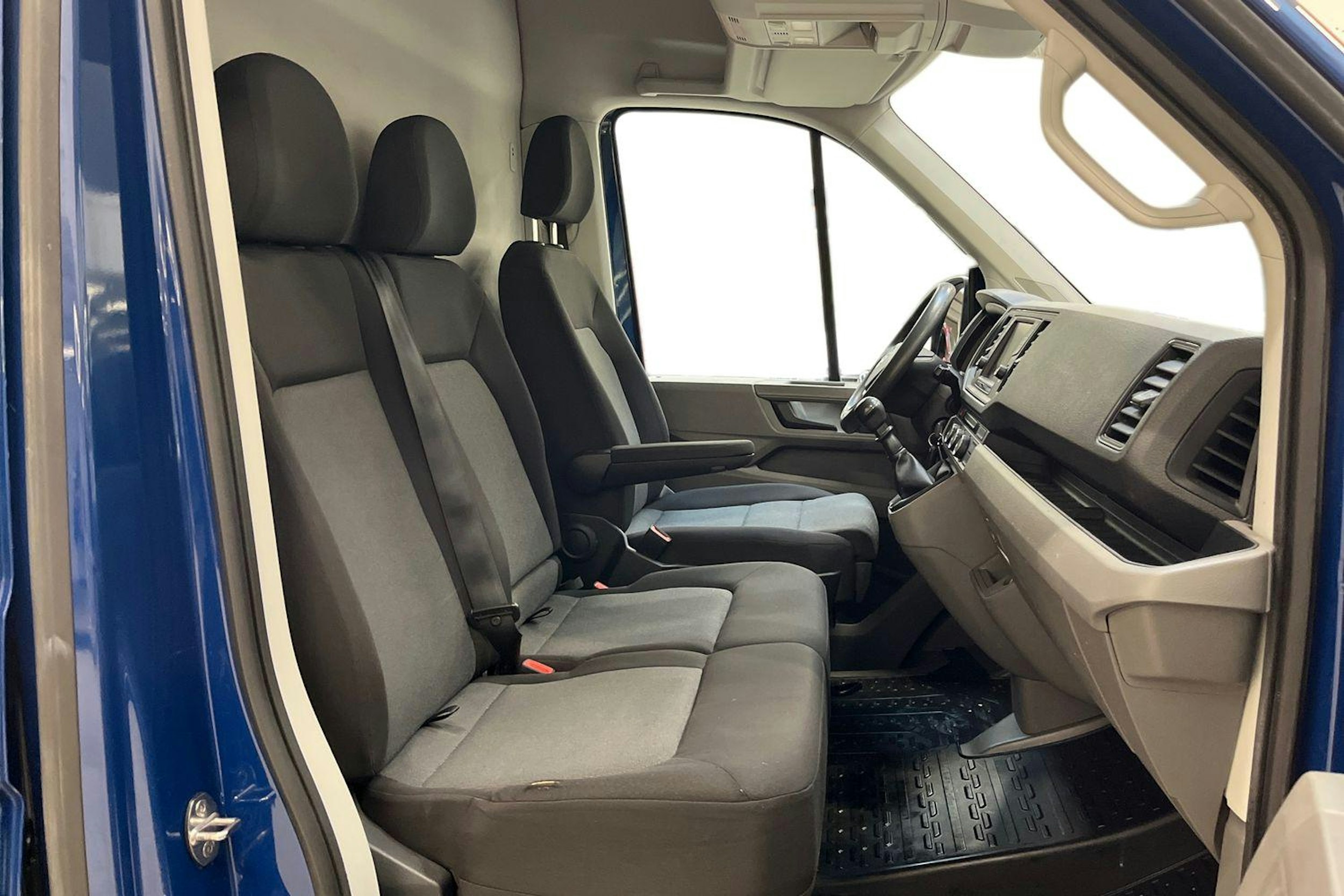 sininen Volkswagen Crafter 2018 kuva 8.