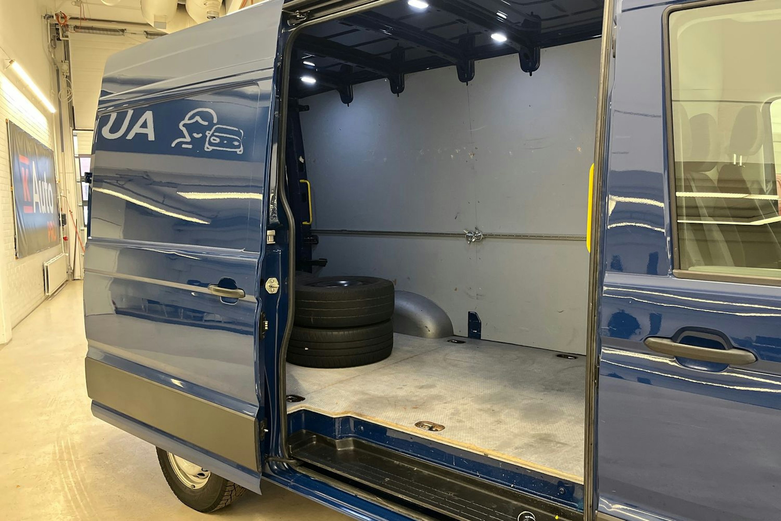 sininen Volkswagen Crafter 2018 kuva 10.