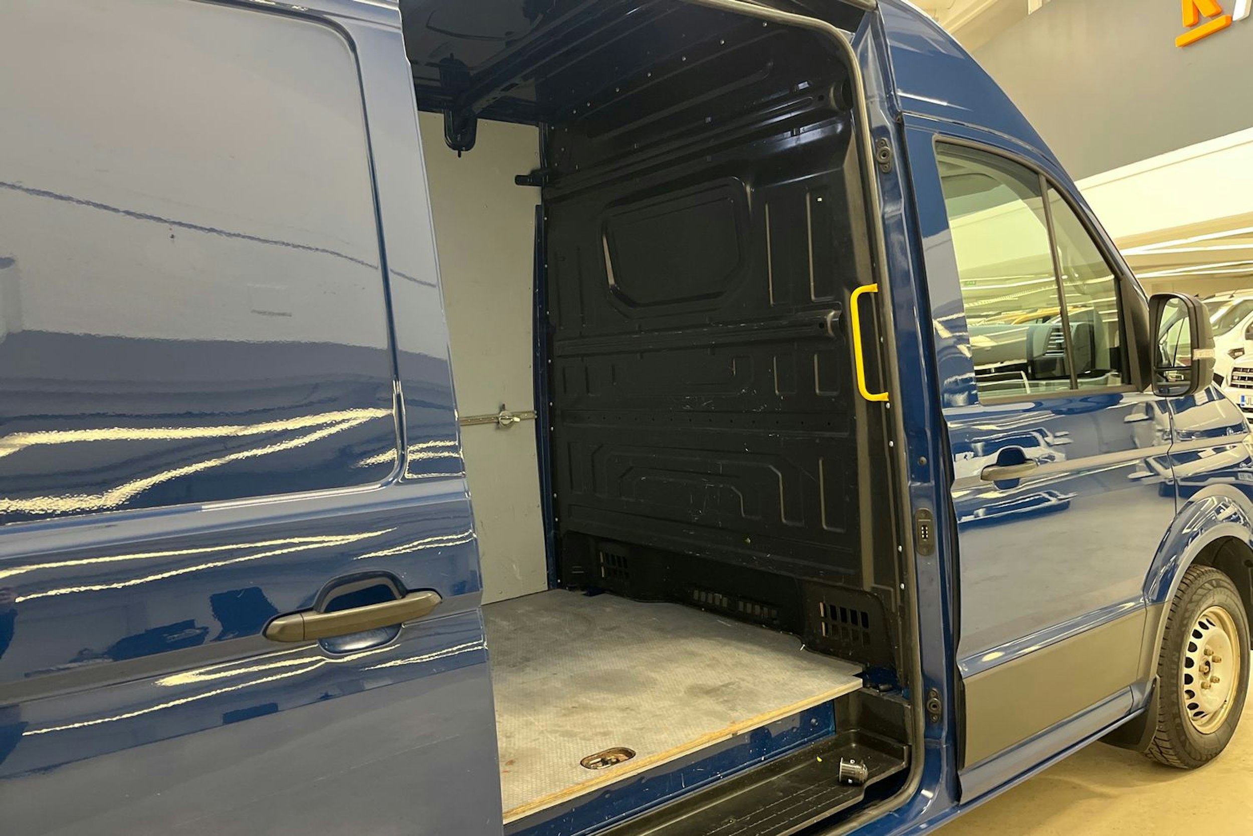 sininen Volkswagen Crafter 2018 kuva 11.