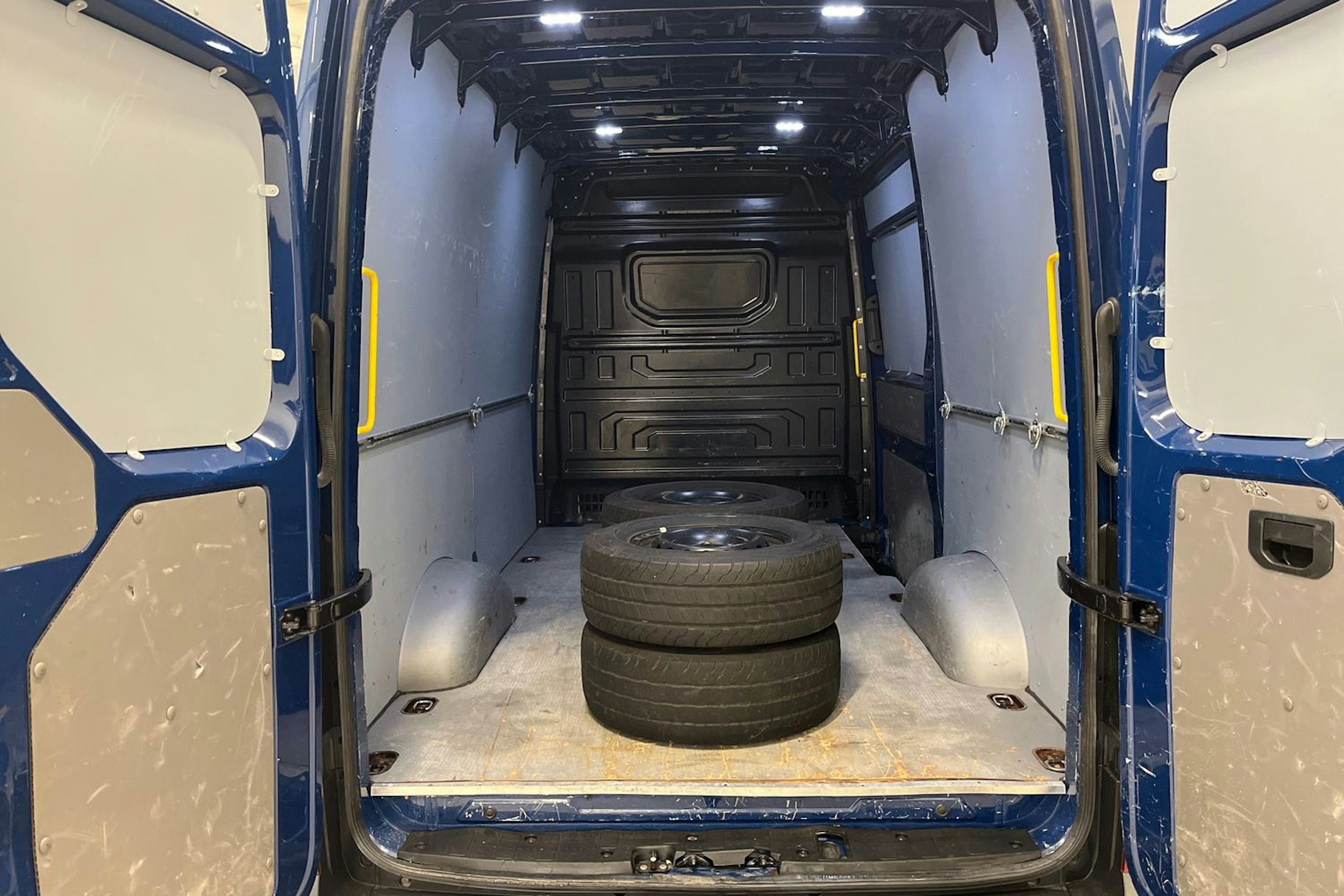 sininen Volkswagen Crafter 2018 kuva 12.