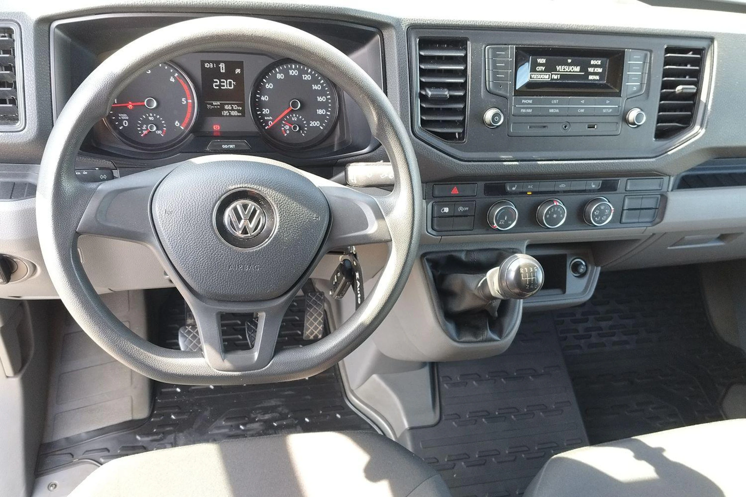 Valkoinen Volkswagen CRAFTER 2018 kuva 9.