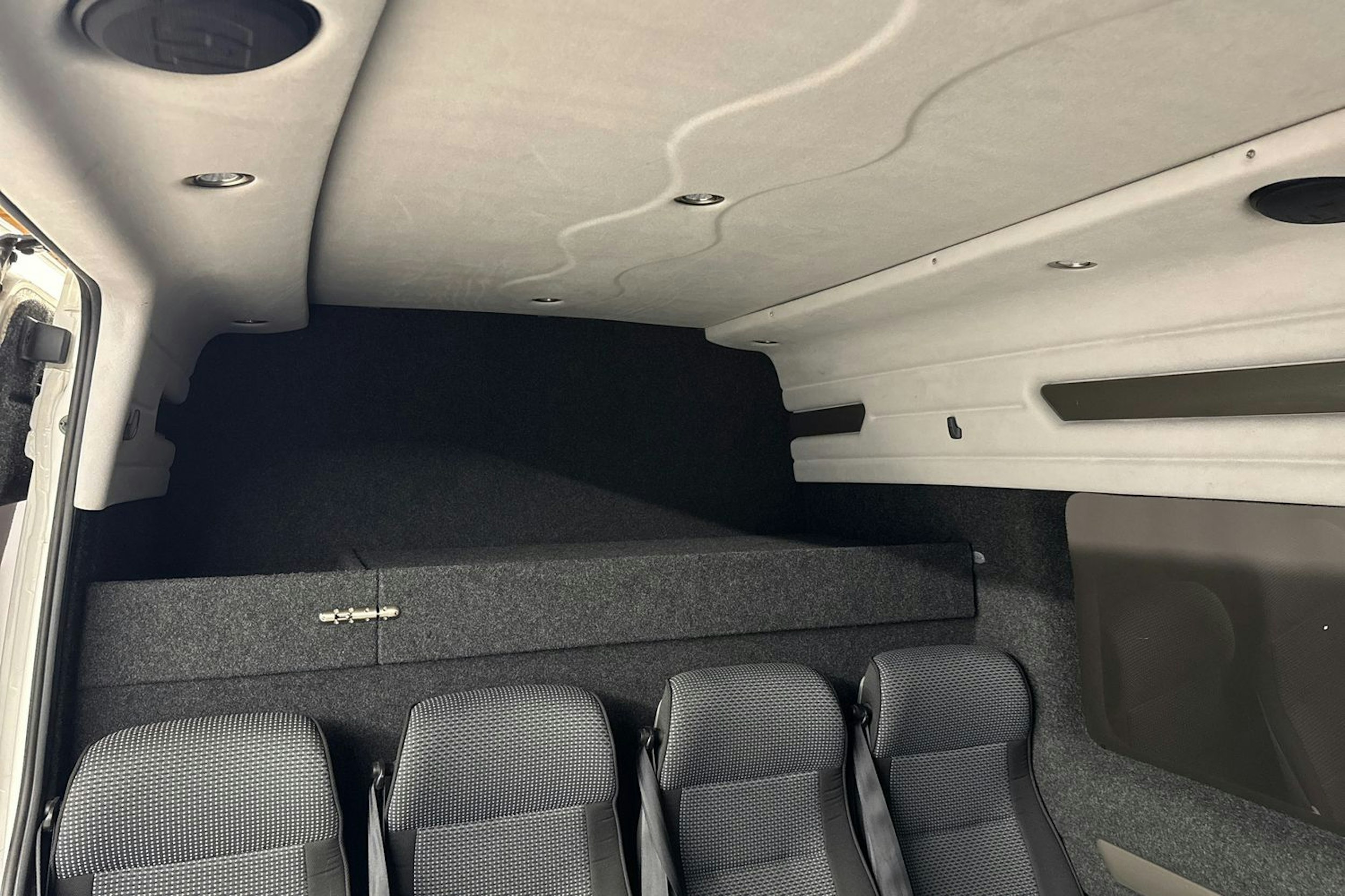 valkoinen Volkswagen Crafter 2018 kuva 15.