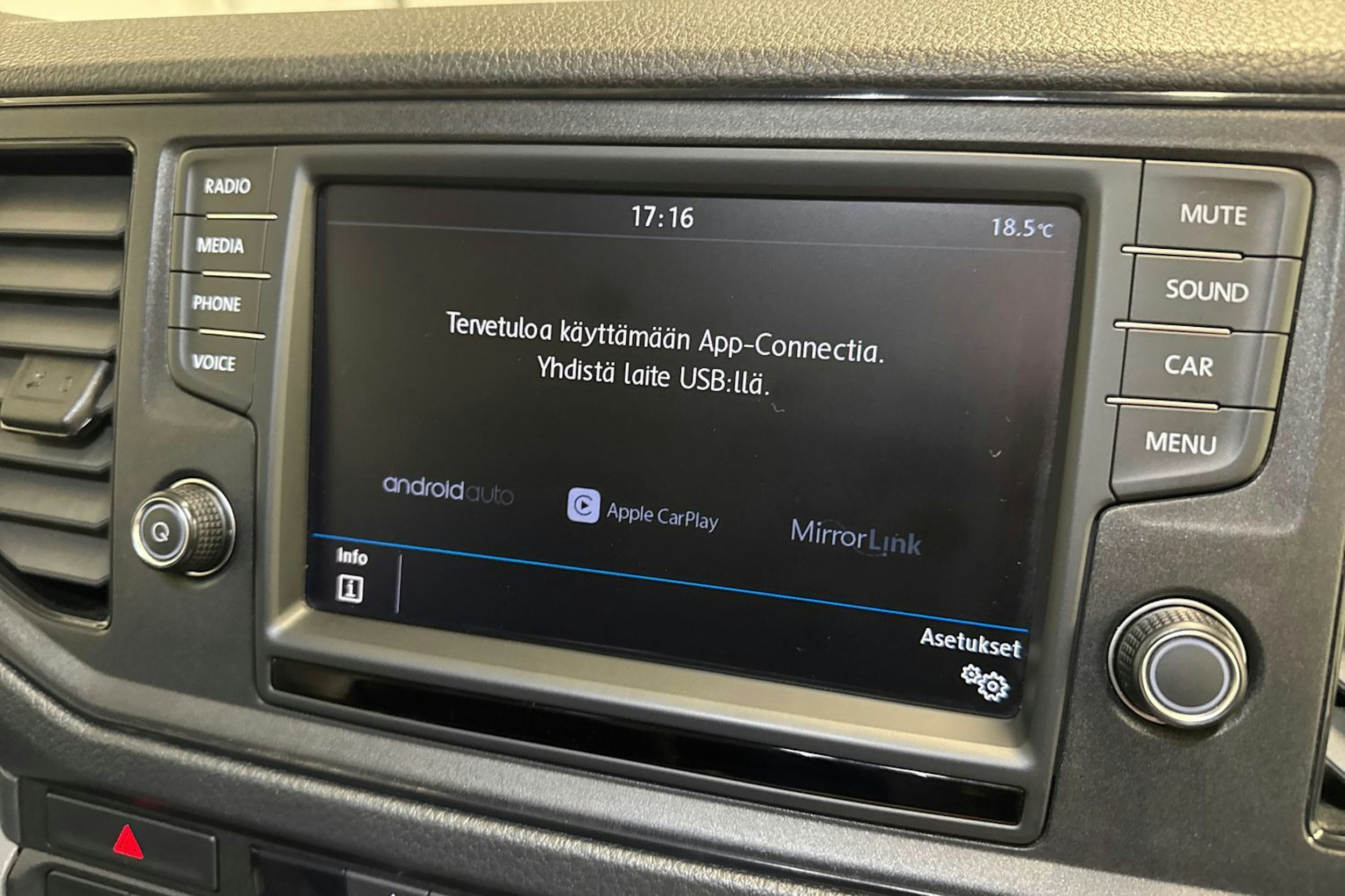 valkoinen Volkswagen Crafter 2018 kuva 23.