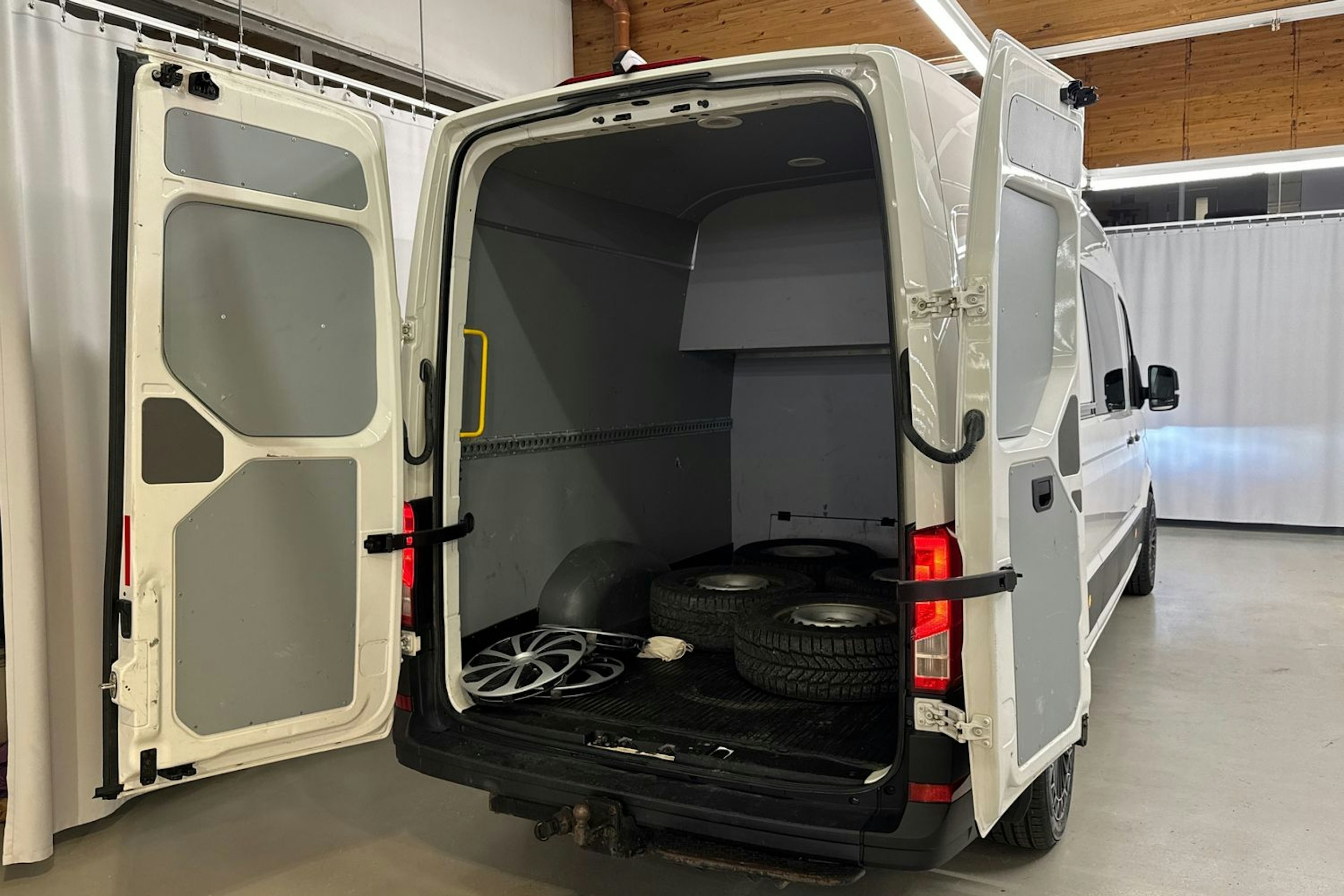 valkoinen Volkswagen Crafter 2018 kuva 28.
