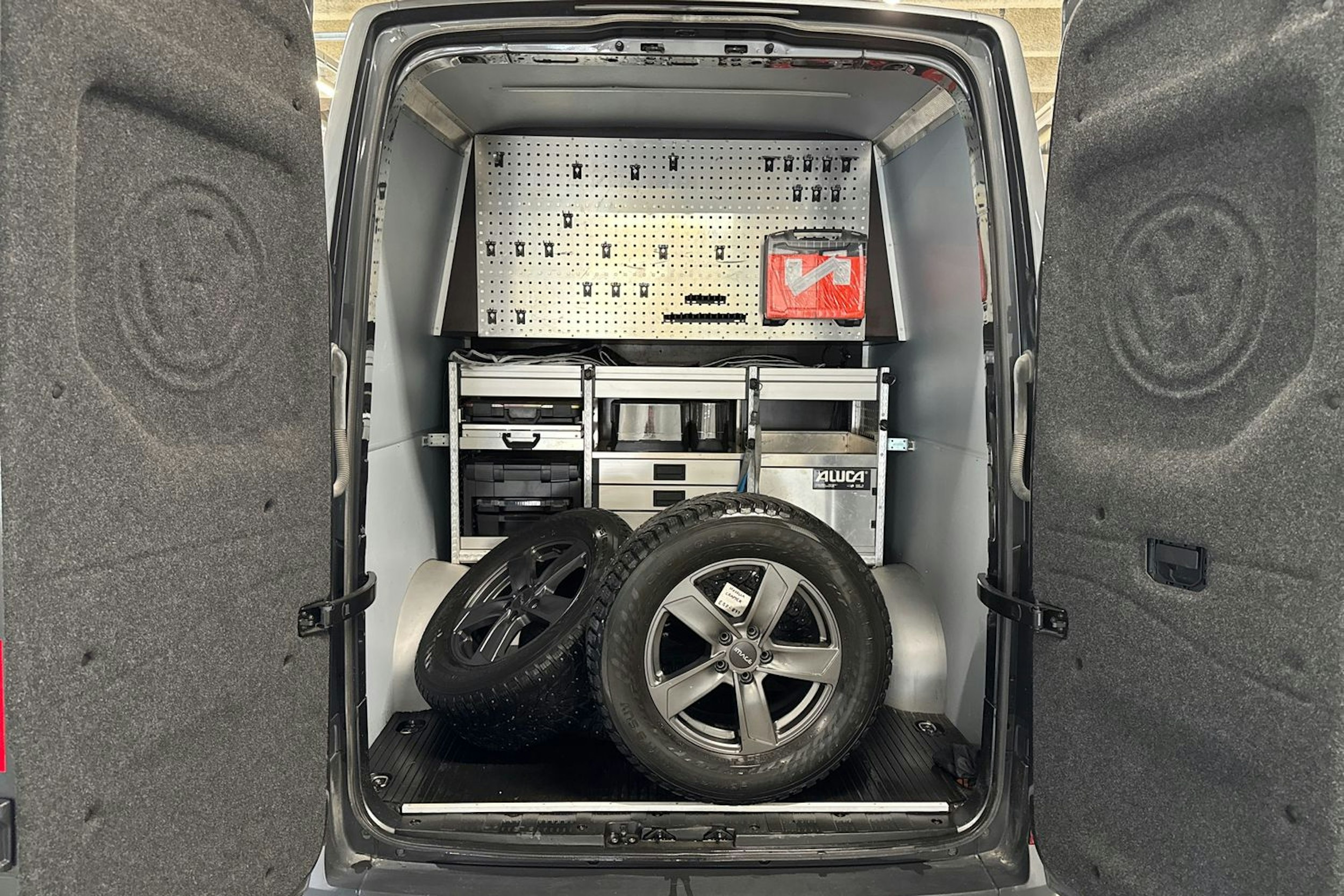 met. harmaa Volkswagen Crafter 2018 kuva 18.