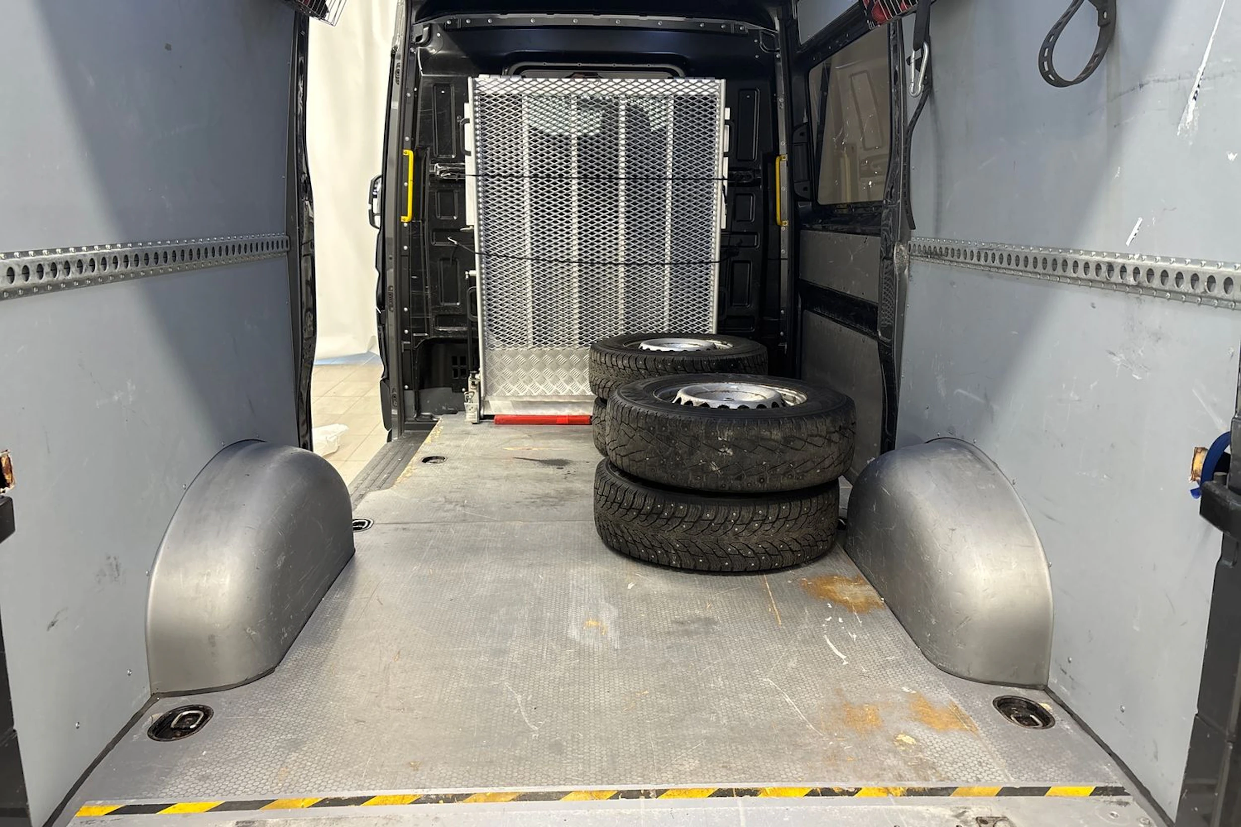 harmaa Volkswagen Crafter 2018 kuva 21.