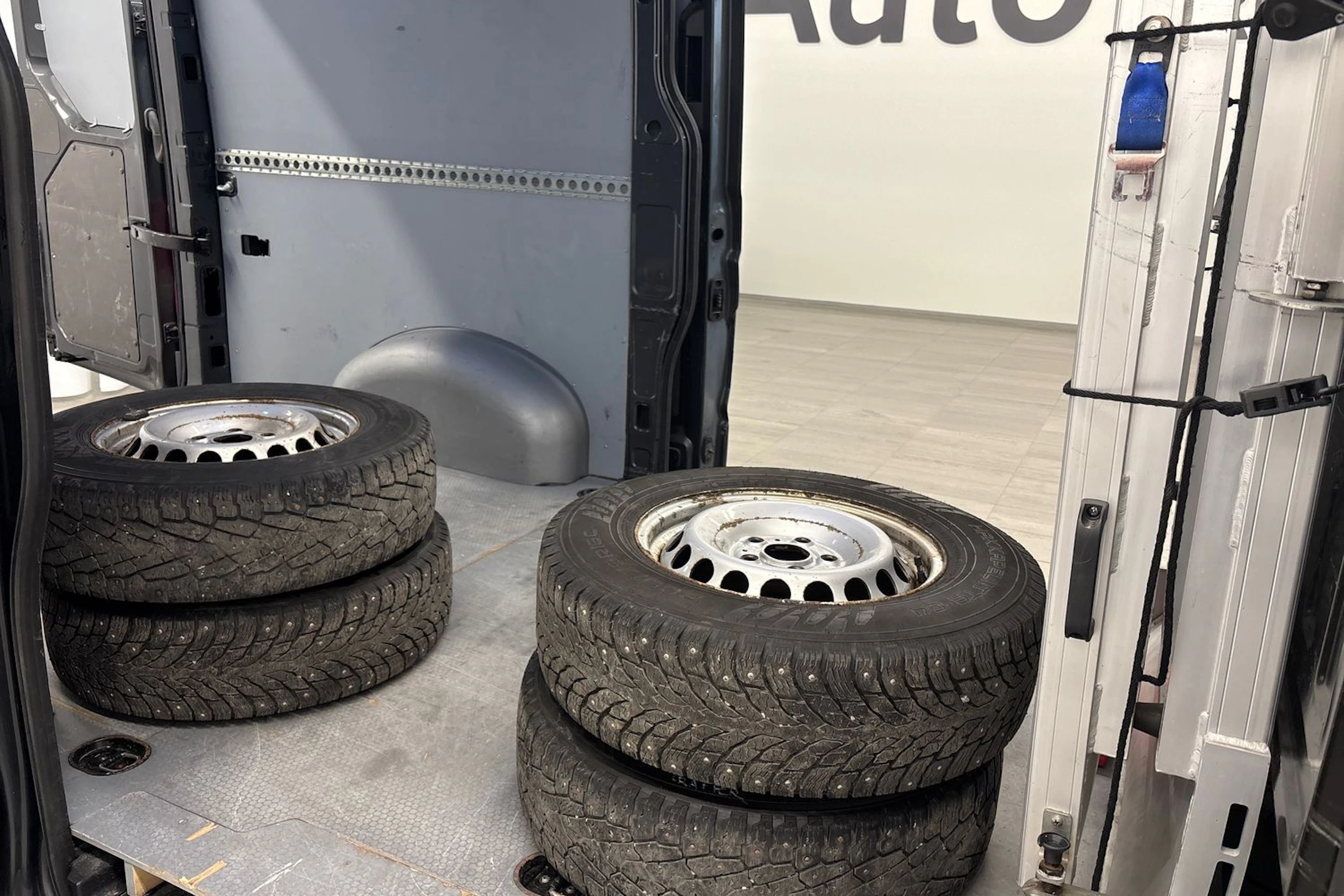 harmaa Volkswagen Crafter 2018 kuva 22.