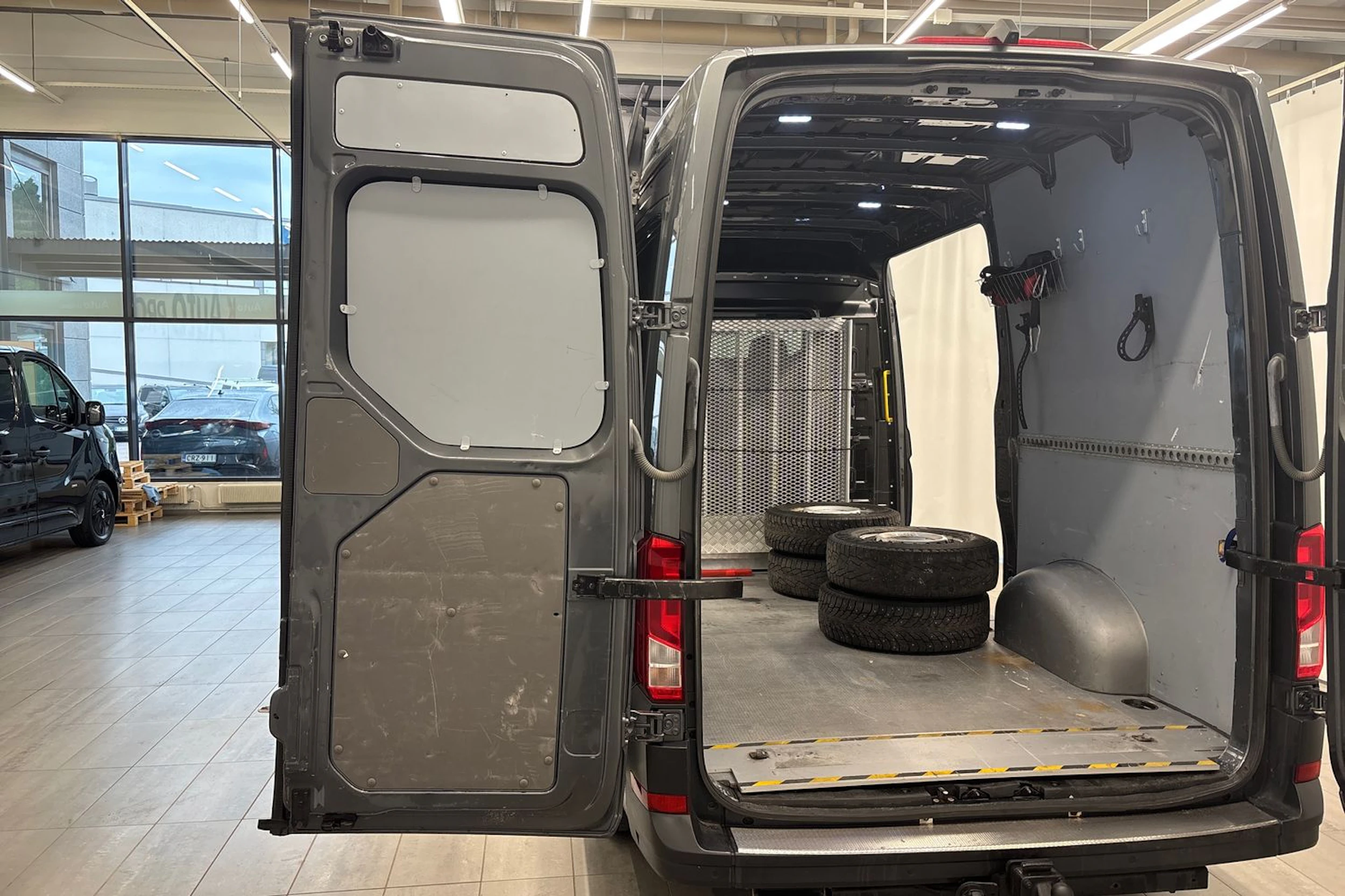 harmaa Volkswagen Crafter 2018 kuva 24.