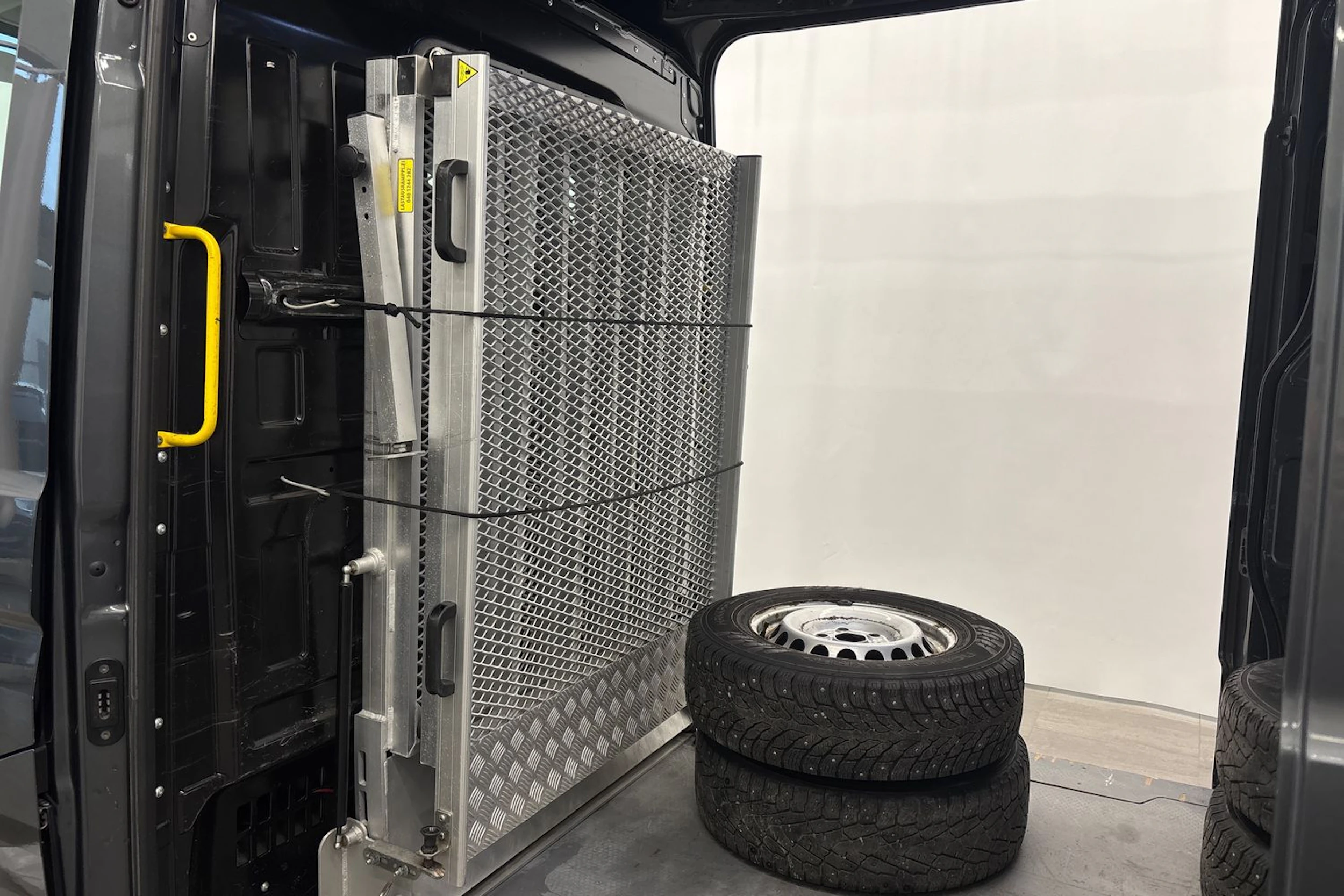 harmaa Volkswagen Crafter 2018 kuva 25.