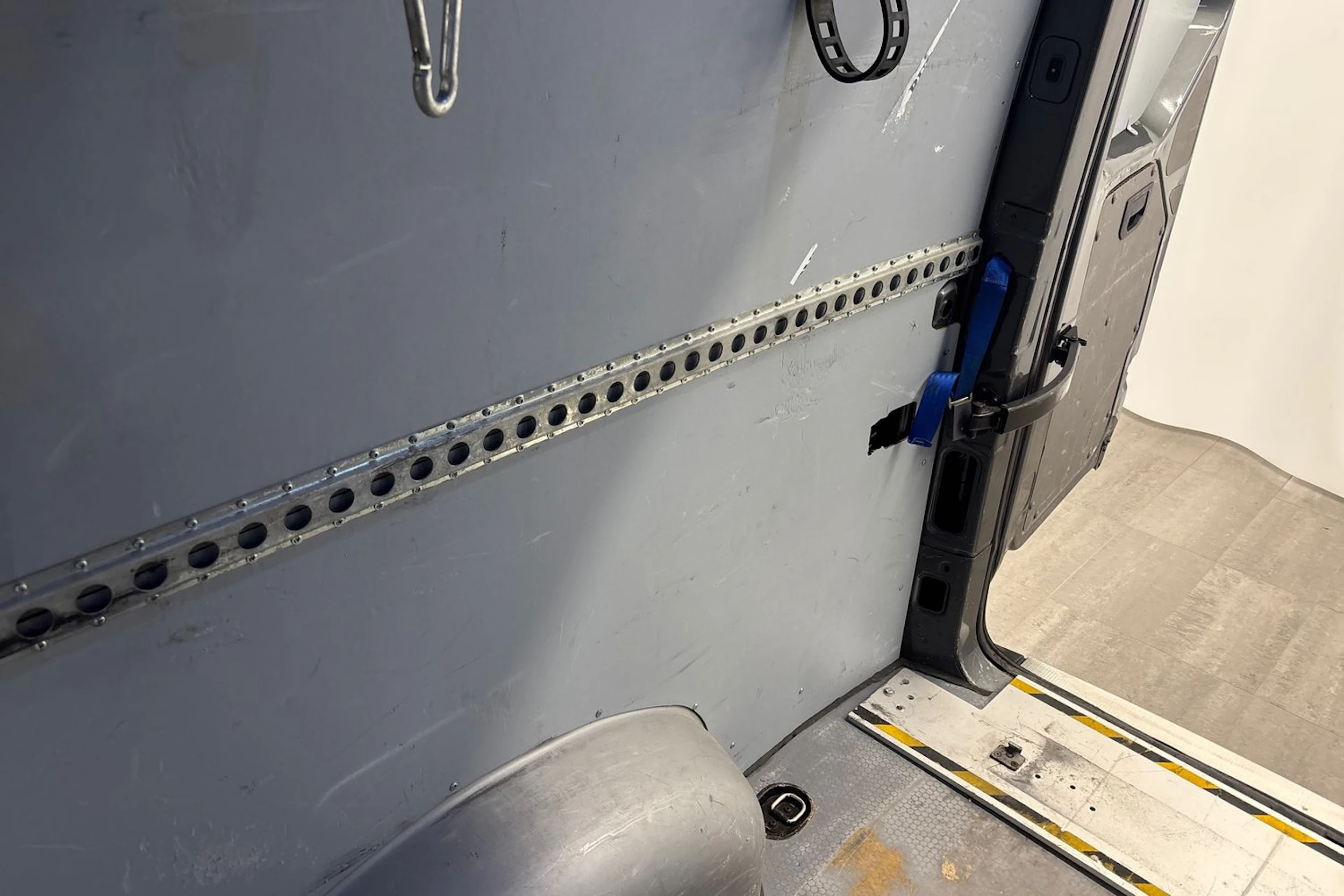 harmaa Volkswagen Crafter 2018 kuva 30.