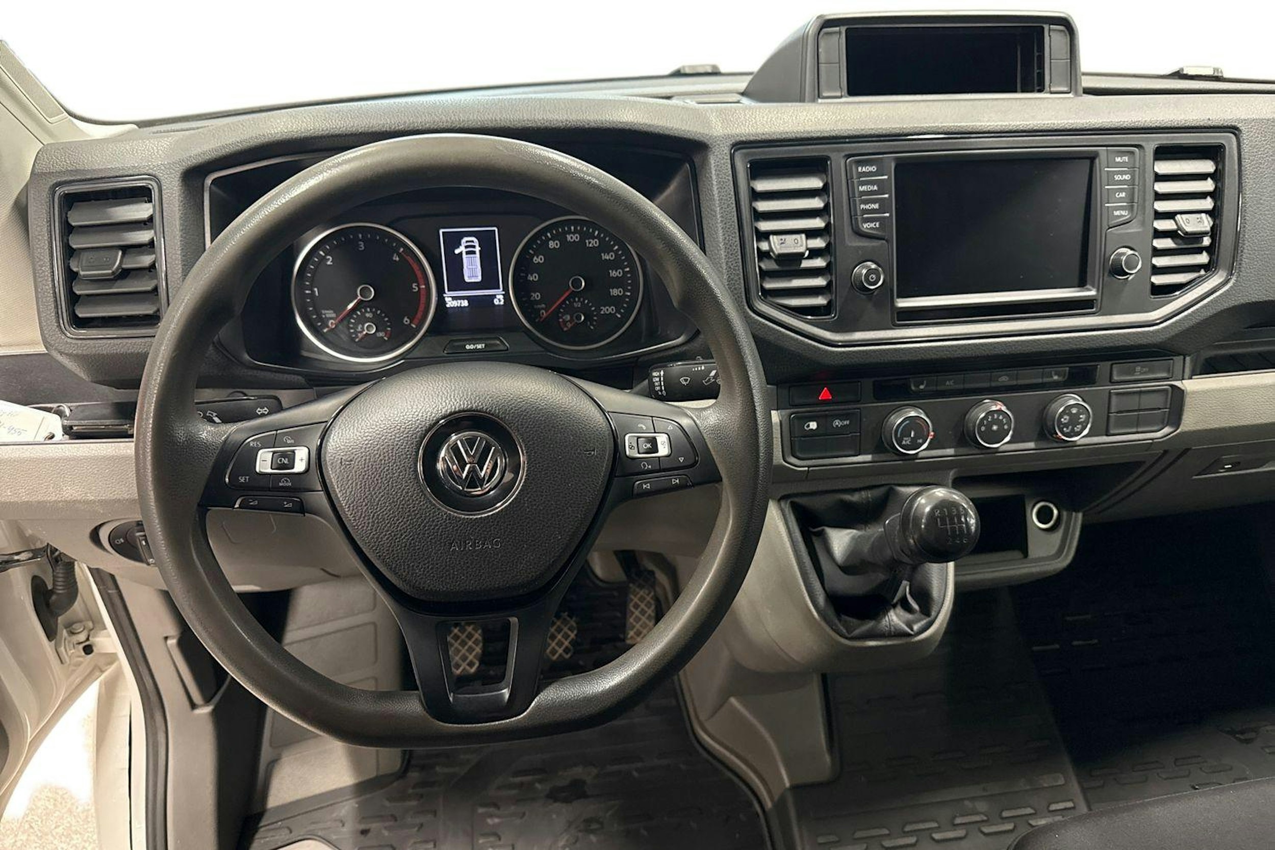 valkoinen Volkswagen Crafter 2018 kuva 9.
