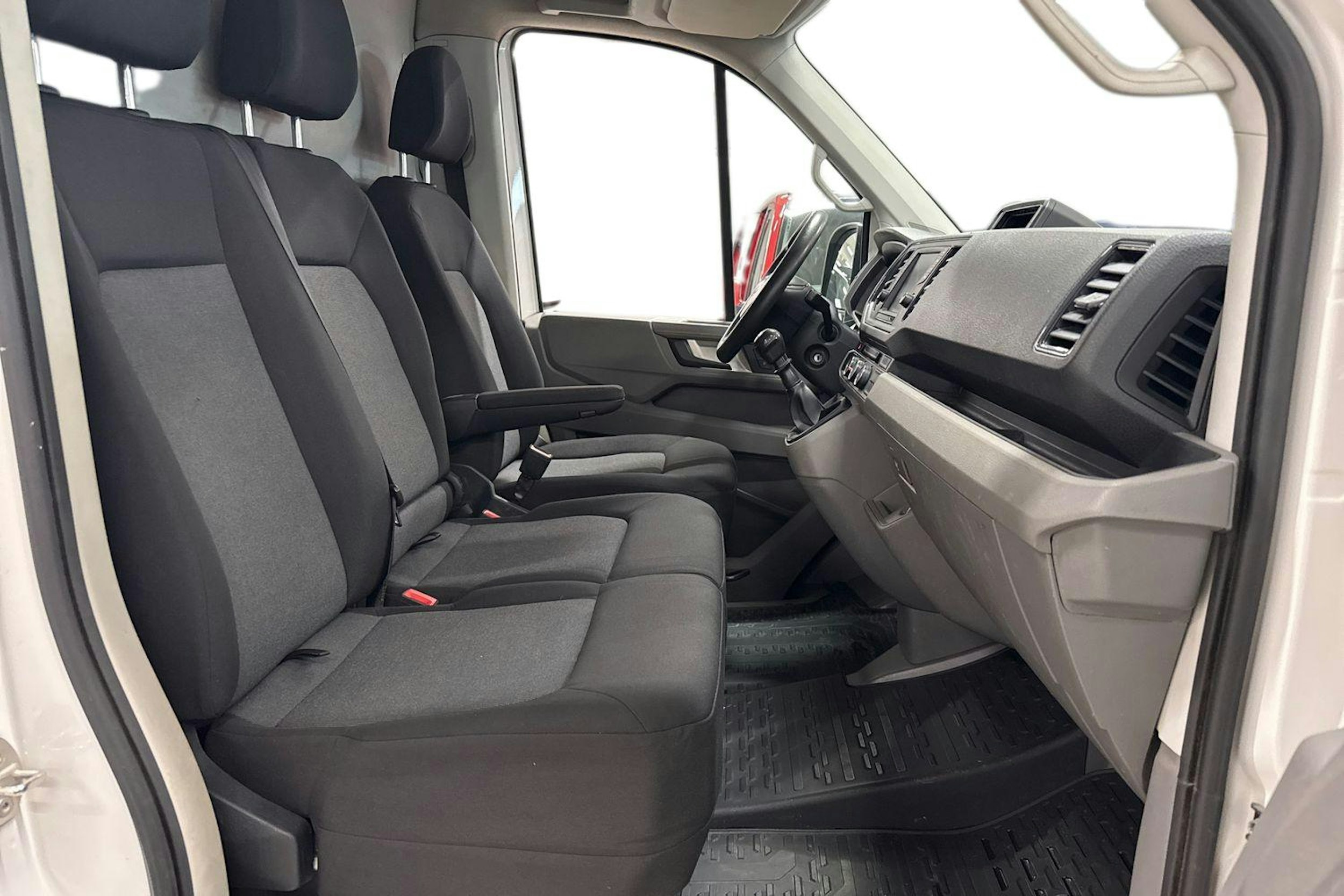 valkoinen Volkswagen Crafter 2018 kuva 10.