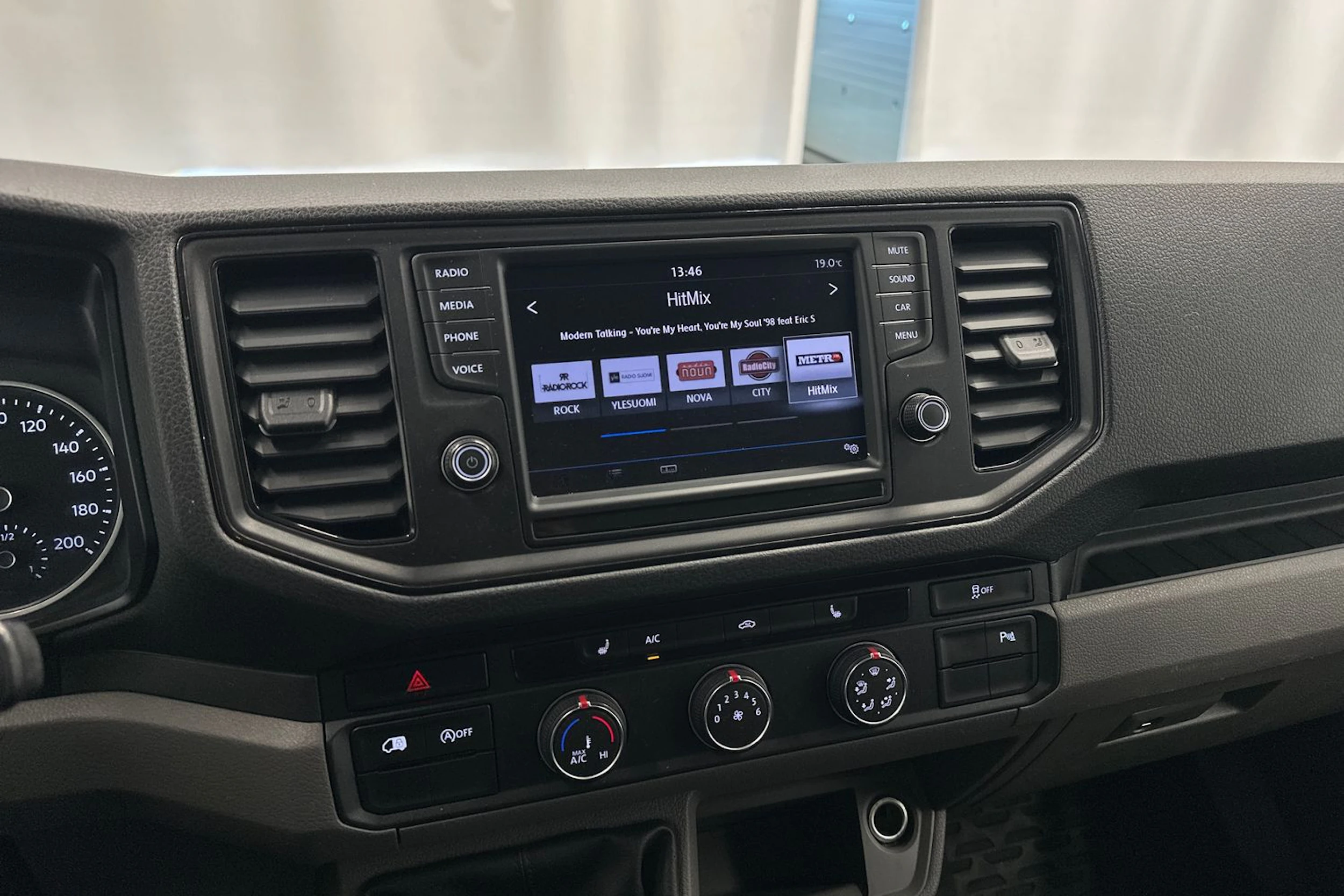 valkoinen Volkswagen Crafter 2018 kuva 14.