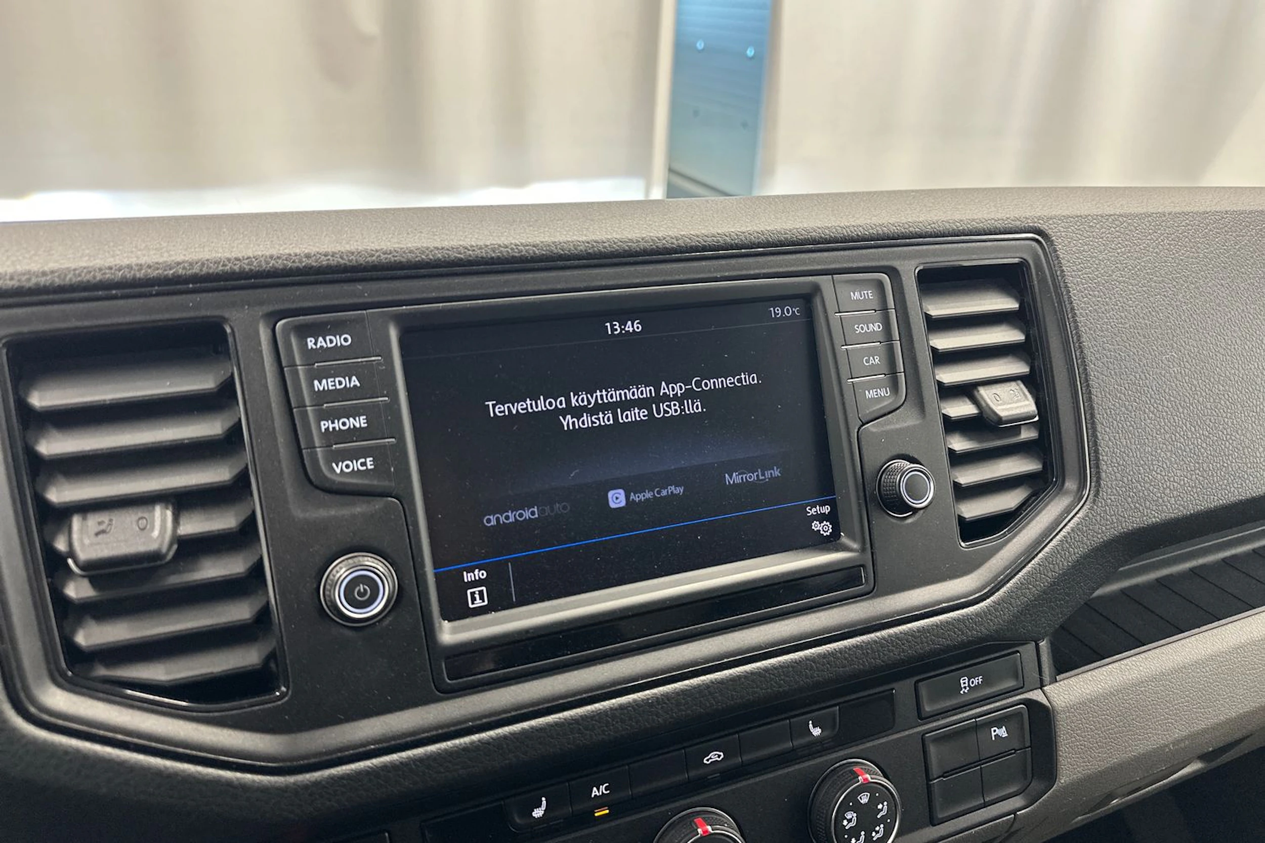 valkoinen Volkswagen Crafter 2018 kuva 16.