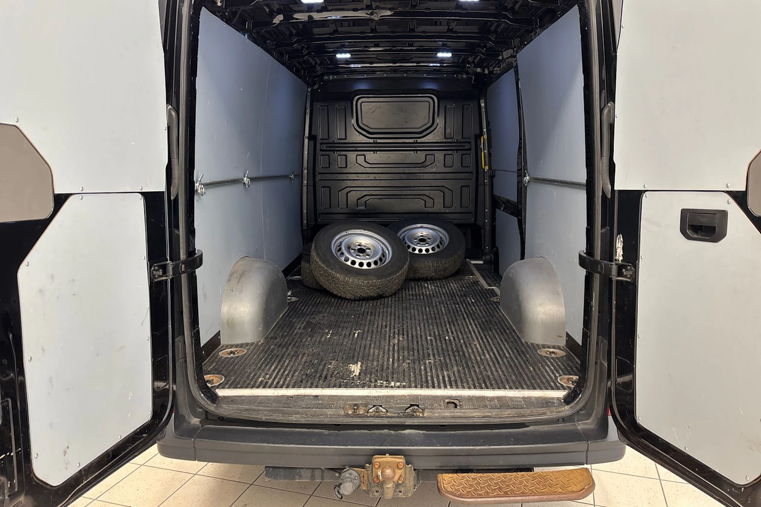 musta Volkswagen Crafter 2018 kuva 17.