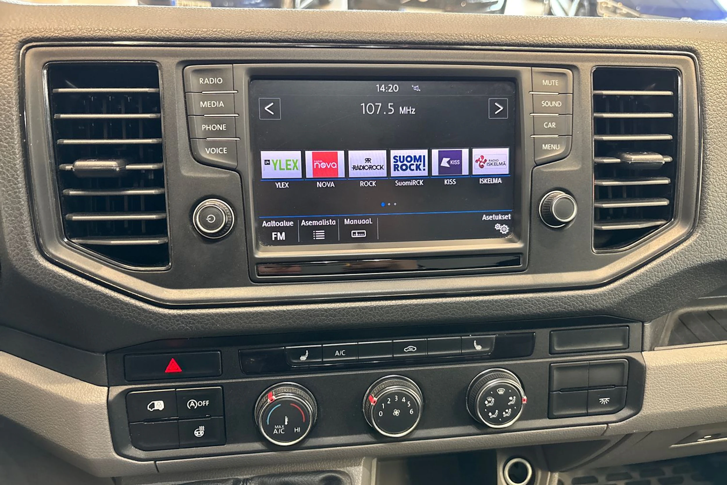 musta Volkswagen Crafter 2018 kuva 18.