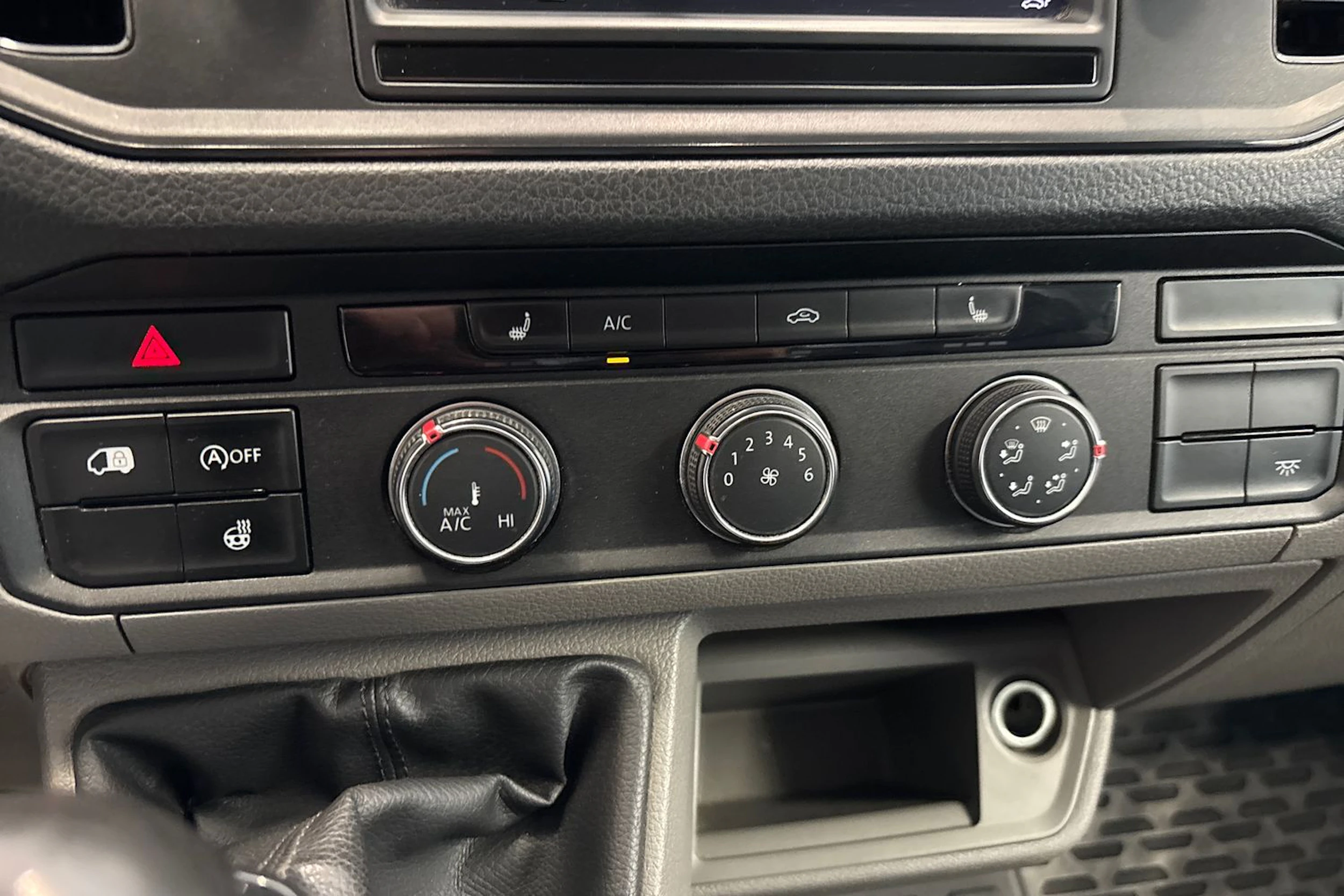 musta Volkswagen Crafter 2018 kuva 21.