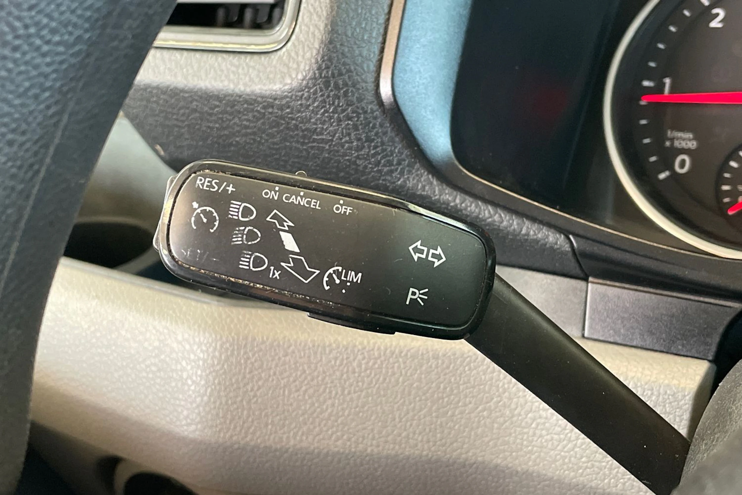 Valkoinen Volkswagen CRAFTER 2018 kuva 15.