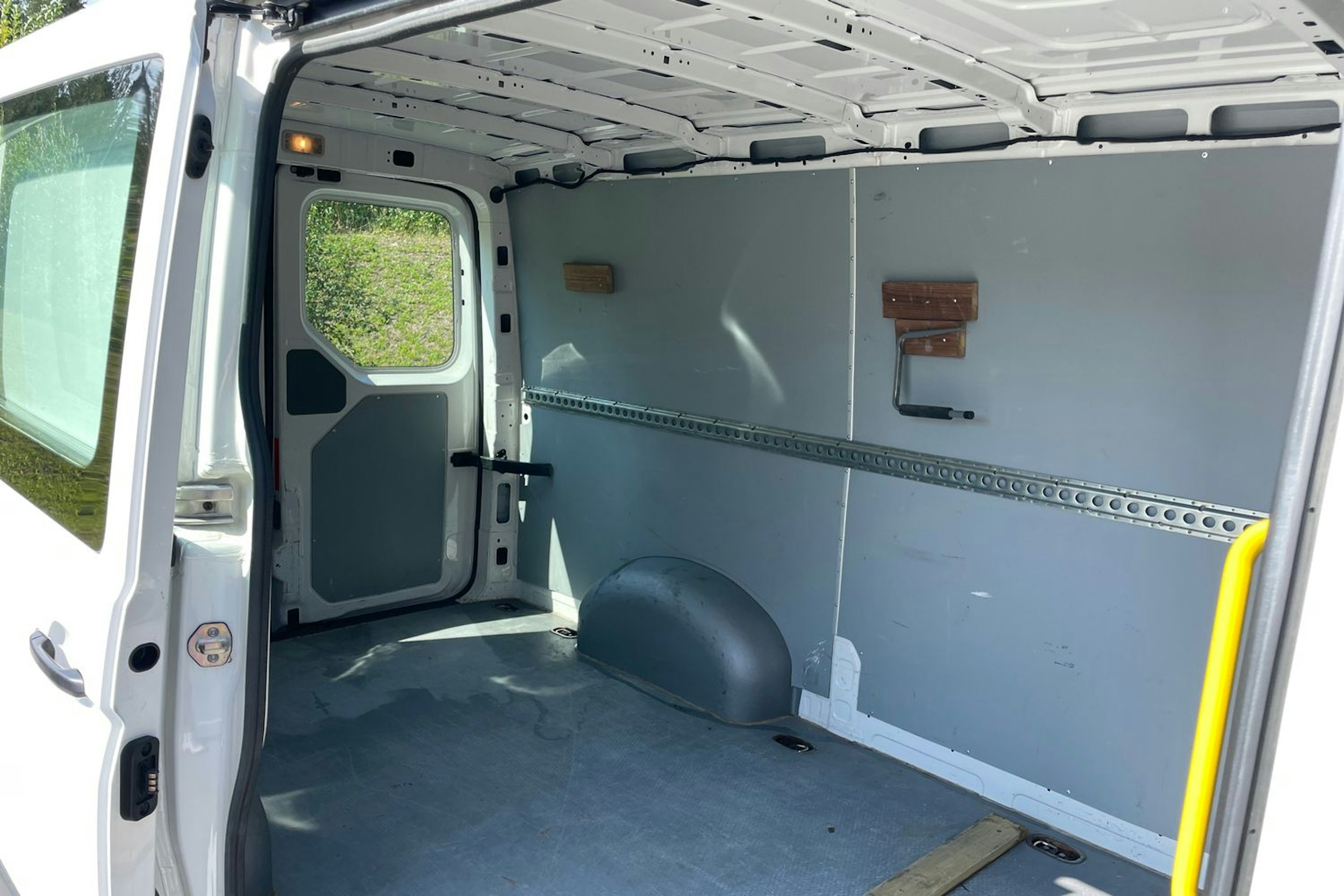Valkoinen Volkswagen CRAFTER 2018 kuva 15.