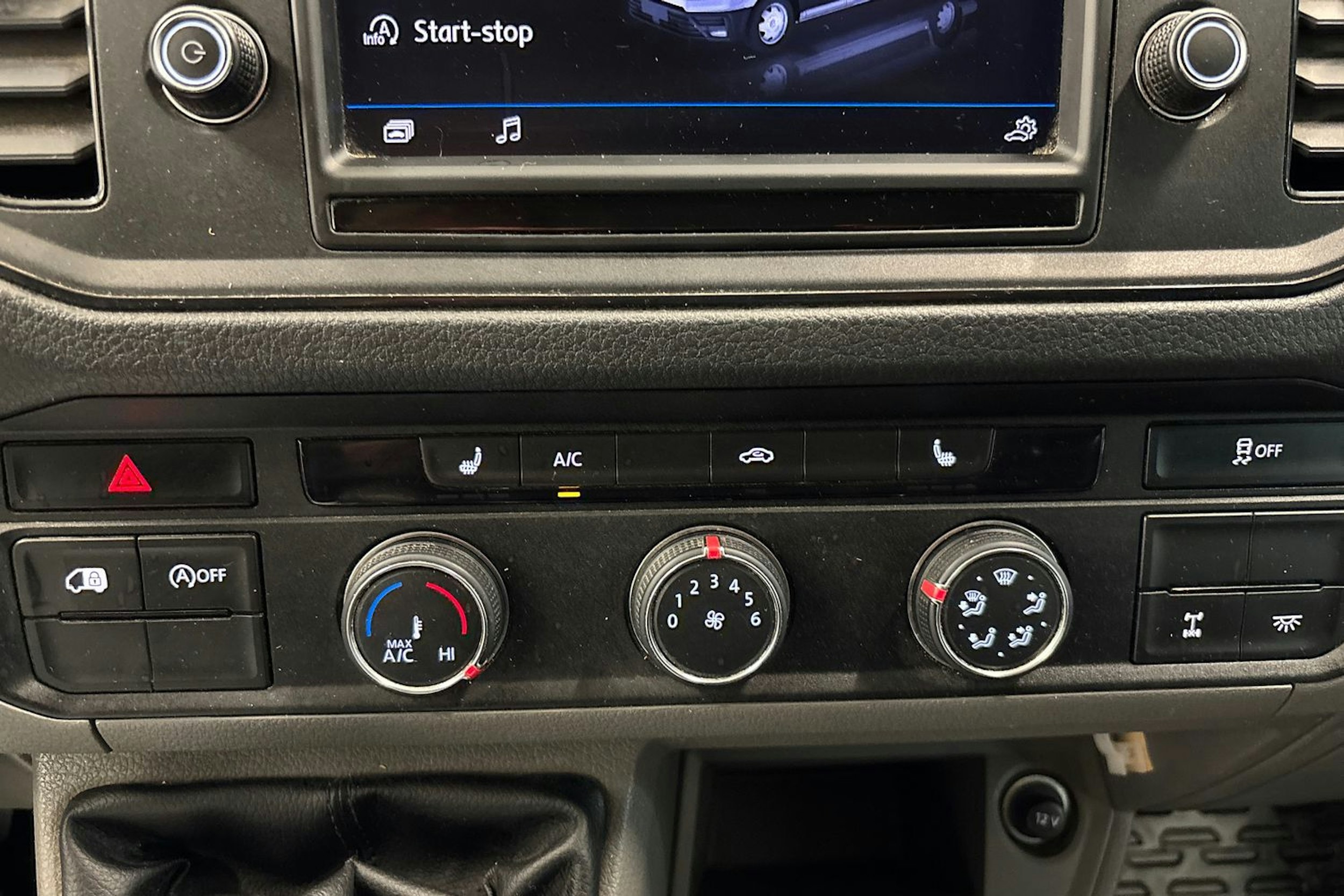 musta Volkswagen Crafter 2018 kuva 17.