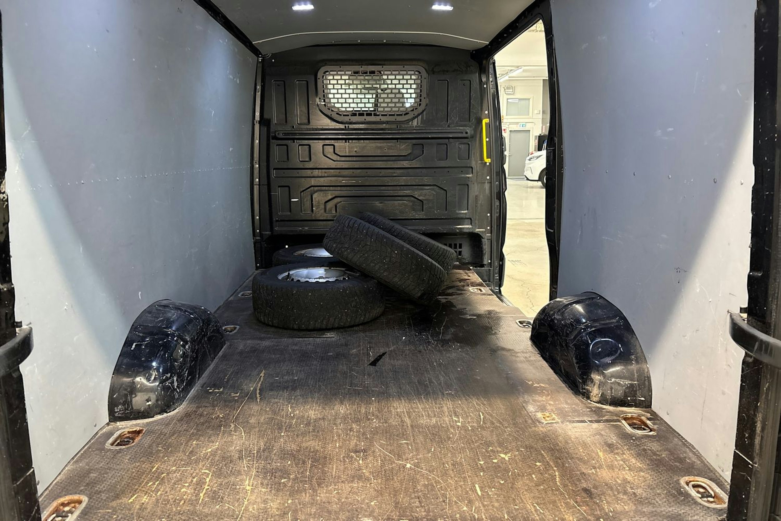 musta Volkswagen Crafter 2018 kuva 20.