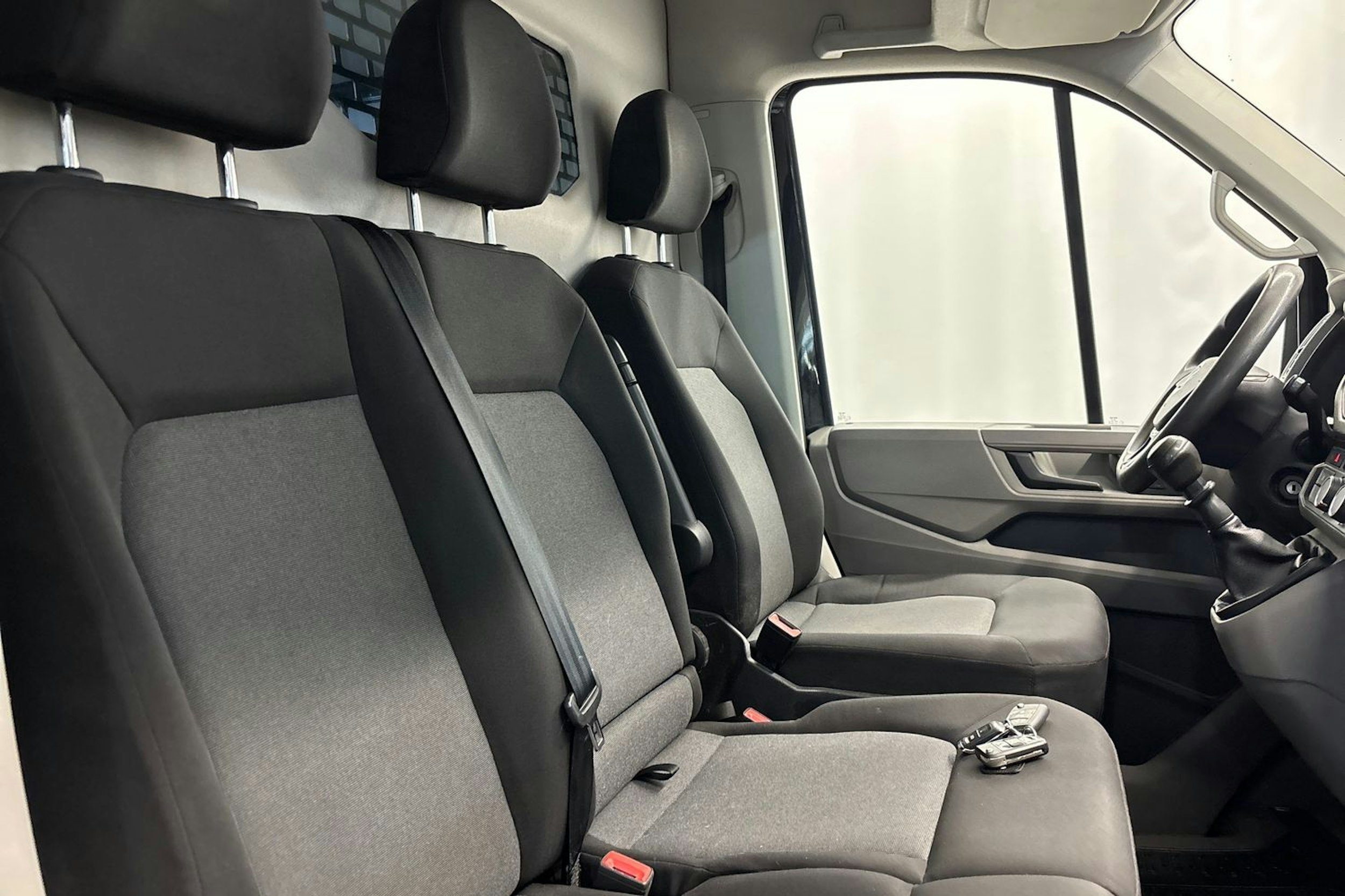 musta Volkswagen Crafter 2018 kuva 22.
