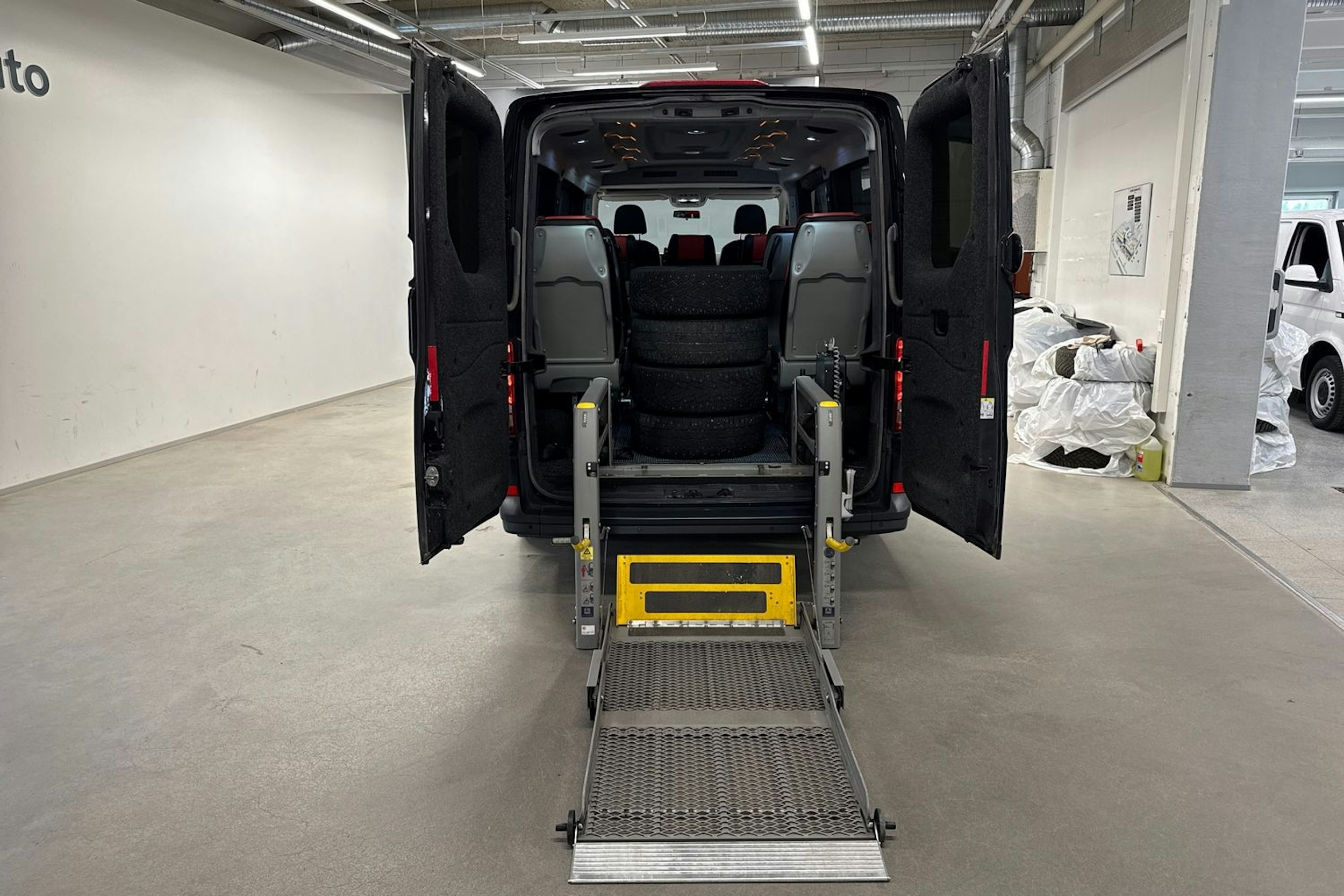 Musta Volkswagen CRAFTER 2018 kuva 18.
