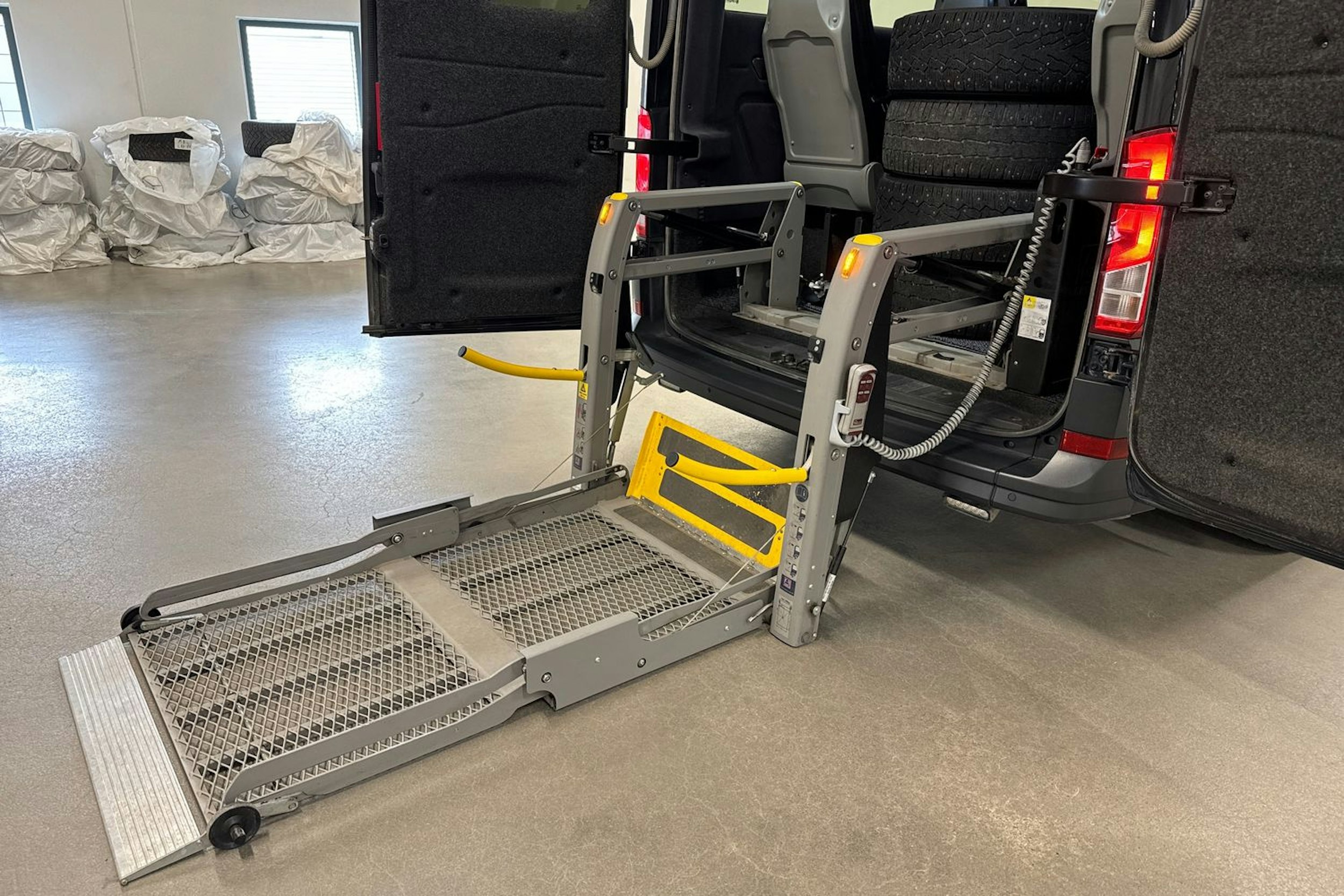 Musta Volkswagen CRAFTER 2018 kuva 19.