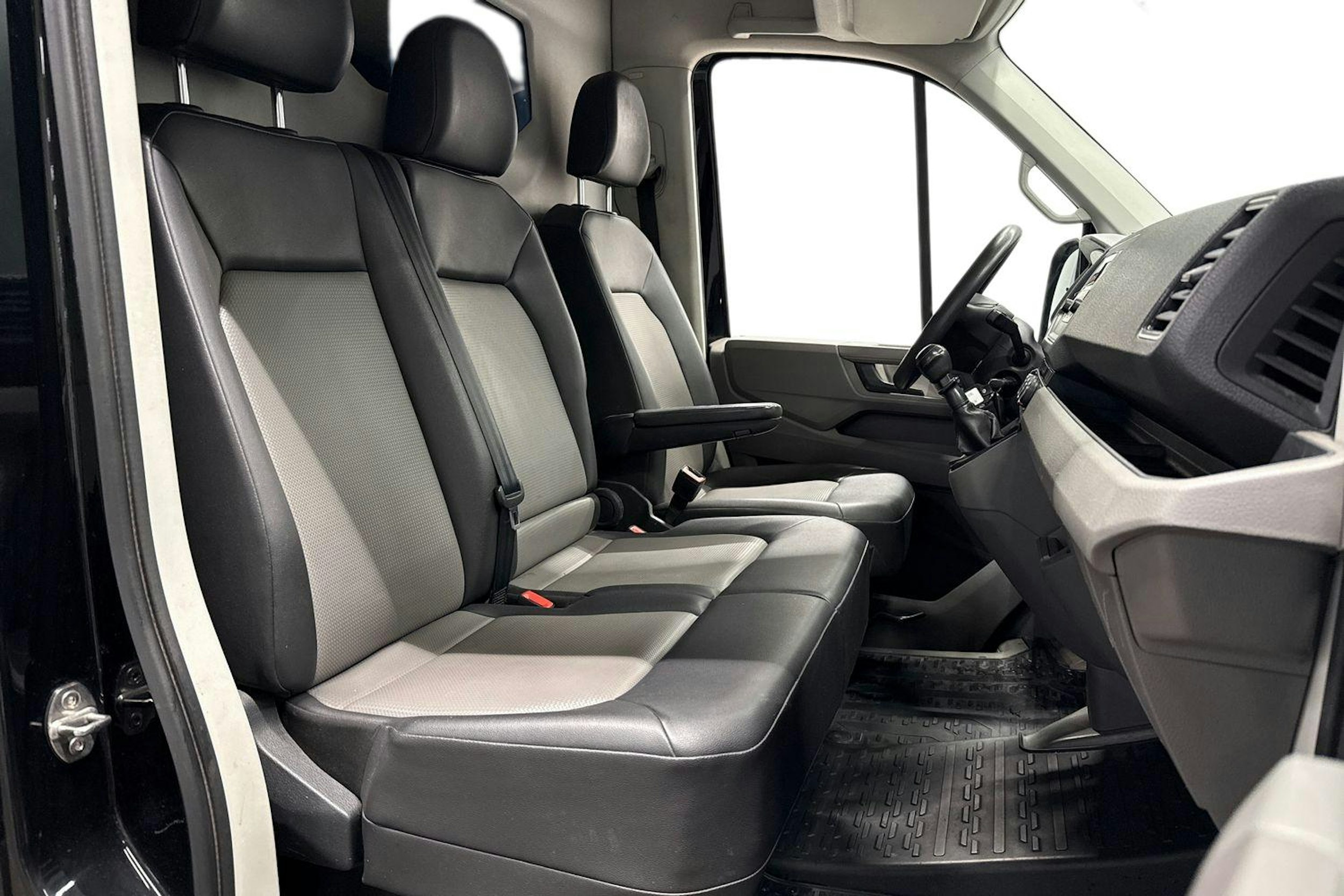 musta Volkswagen Crafter 2018 kuva 8.