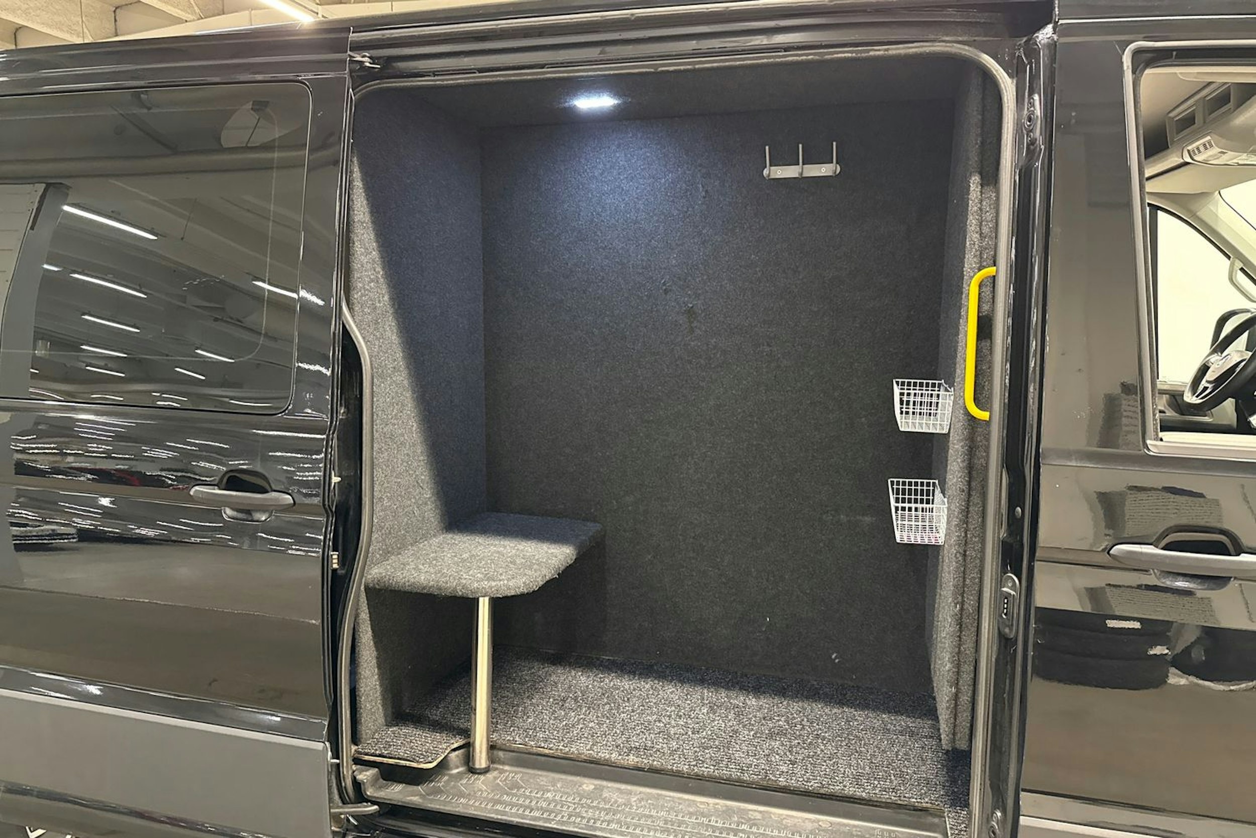 musta Volkswagen Crafter 2018 kuva 10.