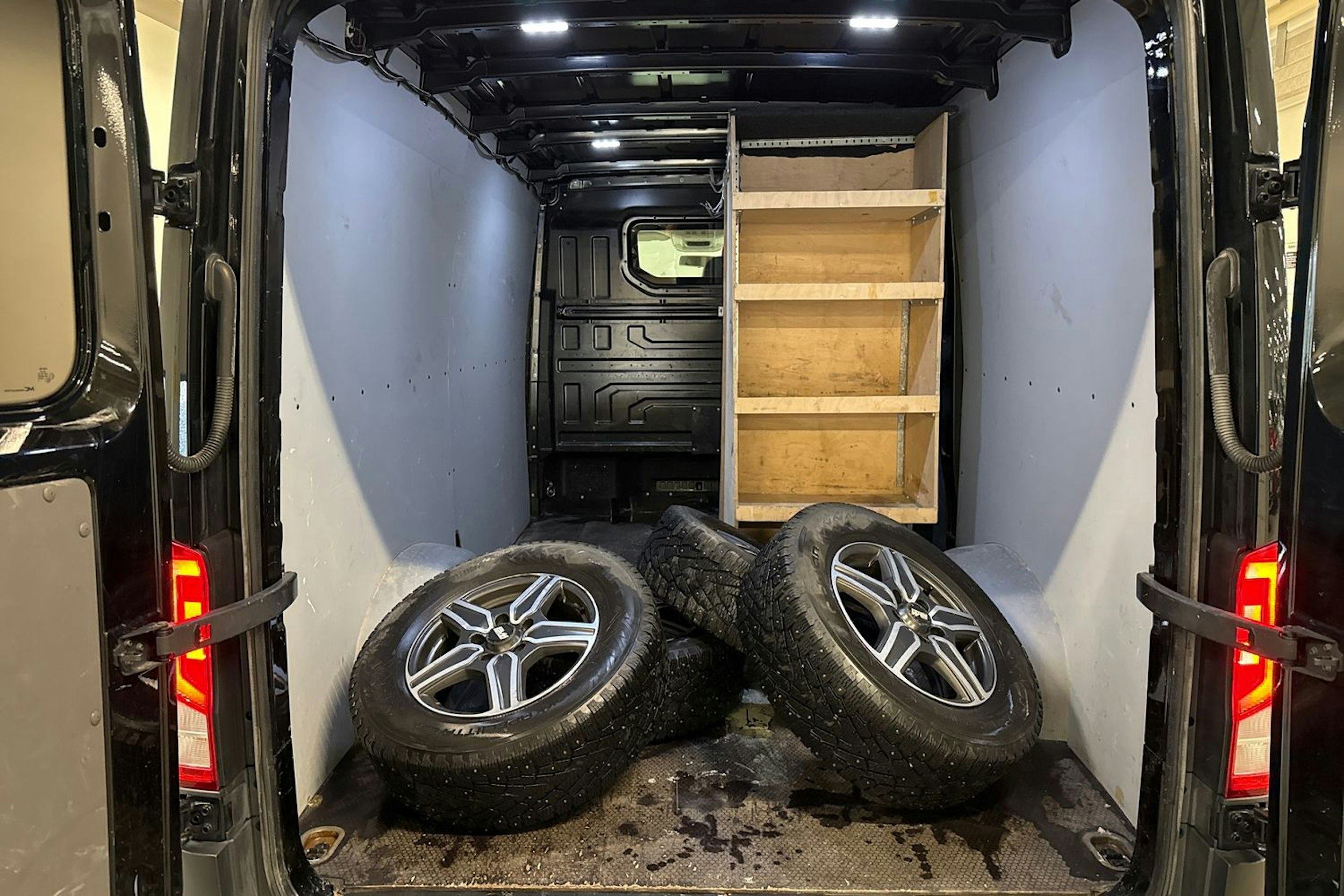 musta Volkswagen Crafter 2018 kuva 11.