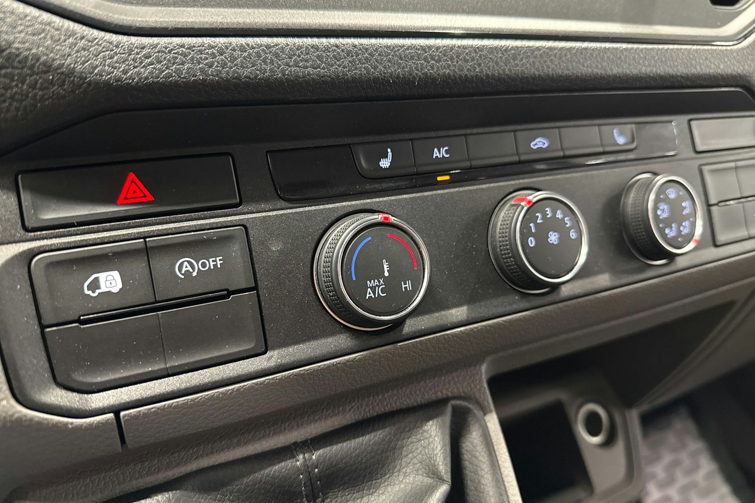 musta Volkswagen Crafter 2018 kuva 15.