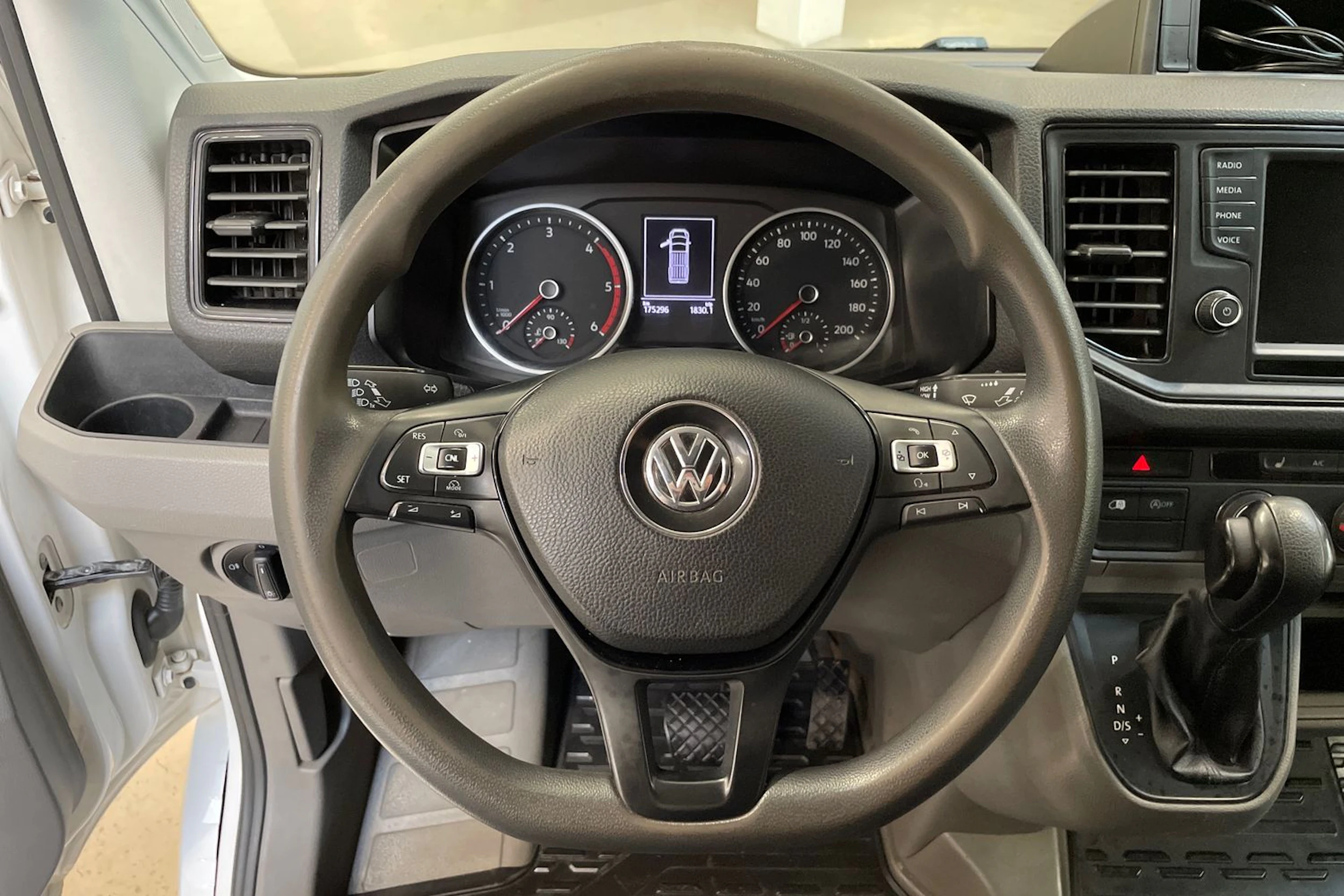 valkoinen Volkswagen Crafter 2018 kuva 18.