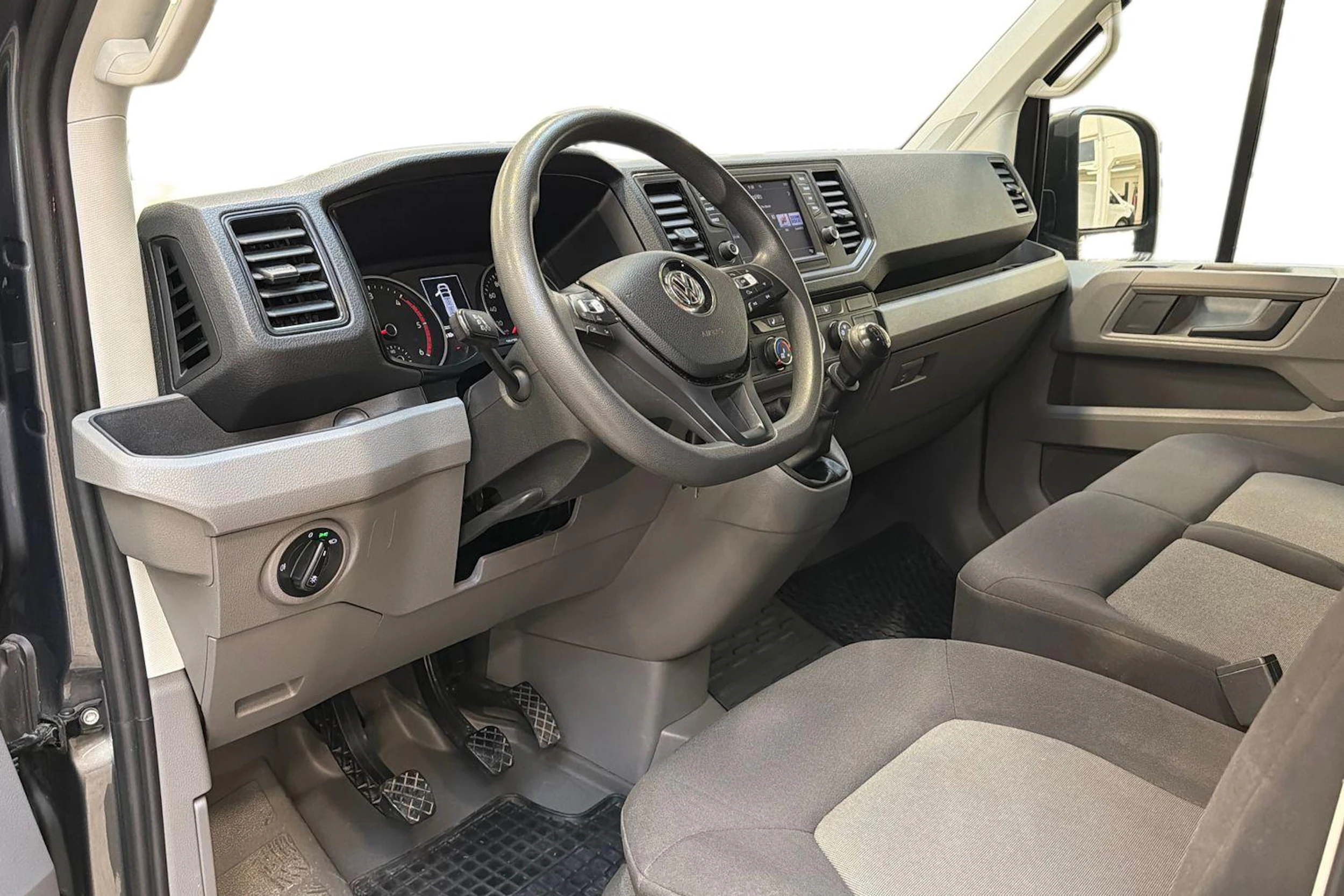 harmaa Volkswagen Crafter 2018 kuva 6.