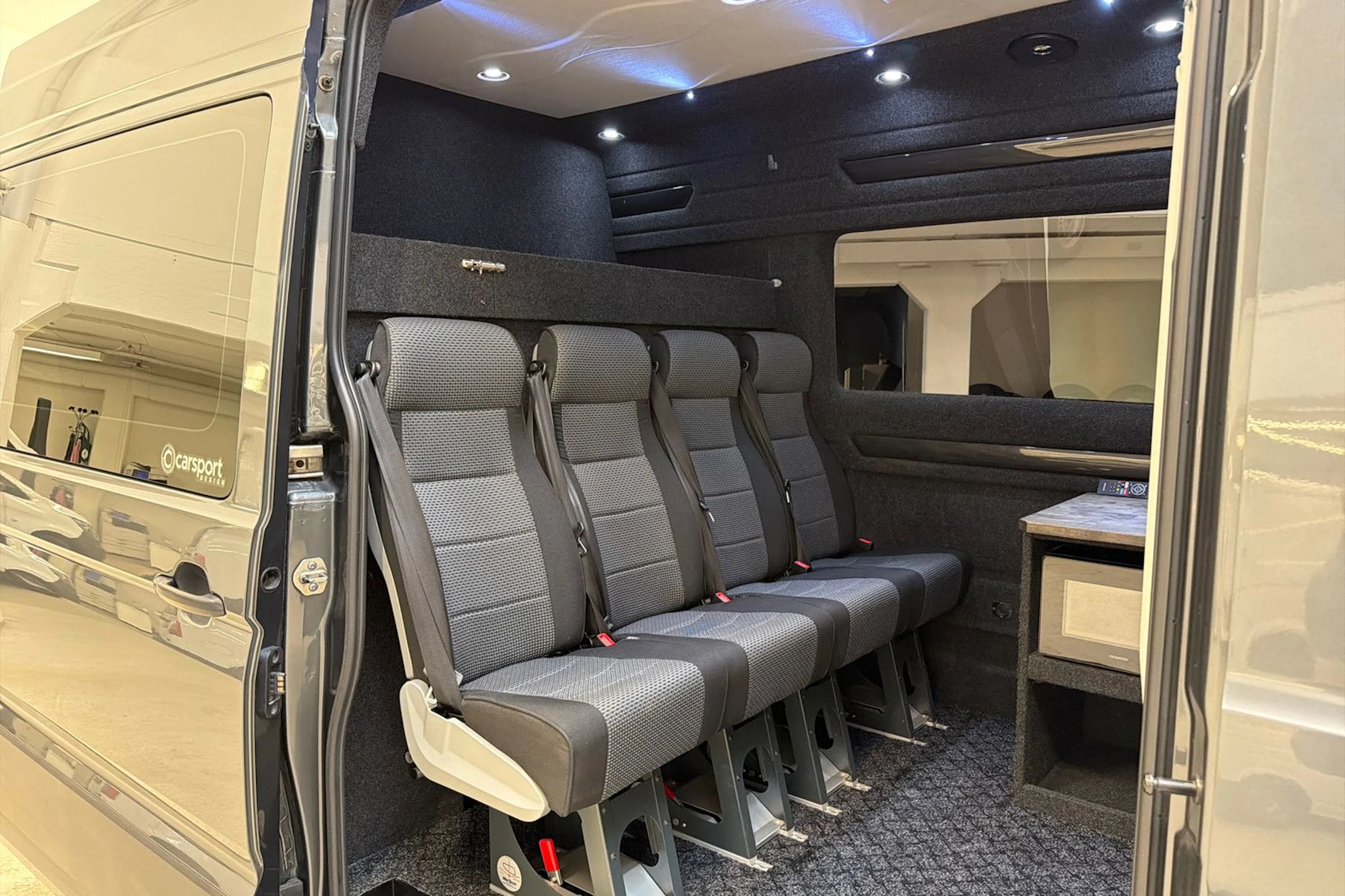 harmaa Volkswagen Crafter 2018 kuva 18.