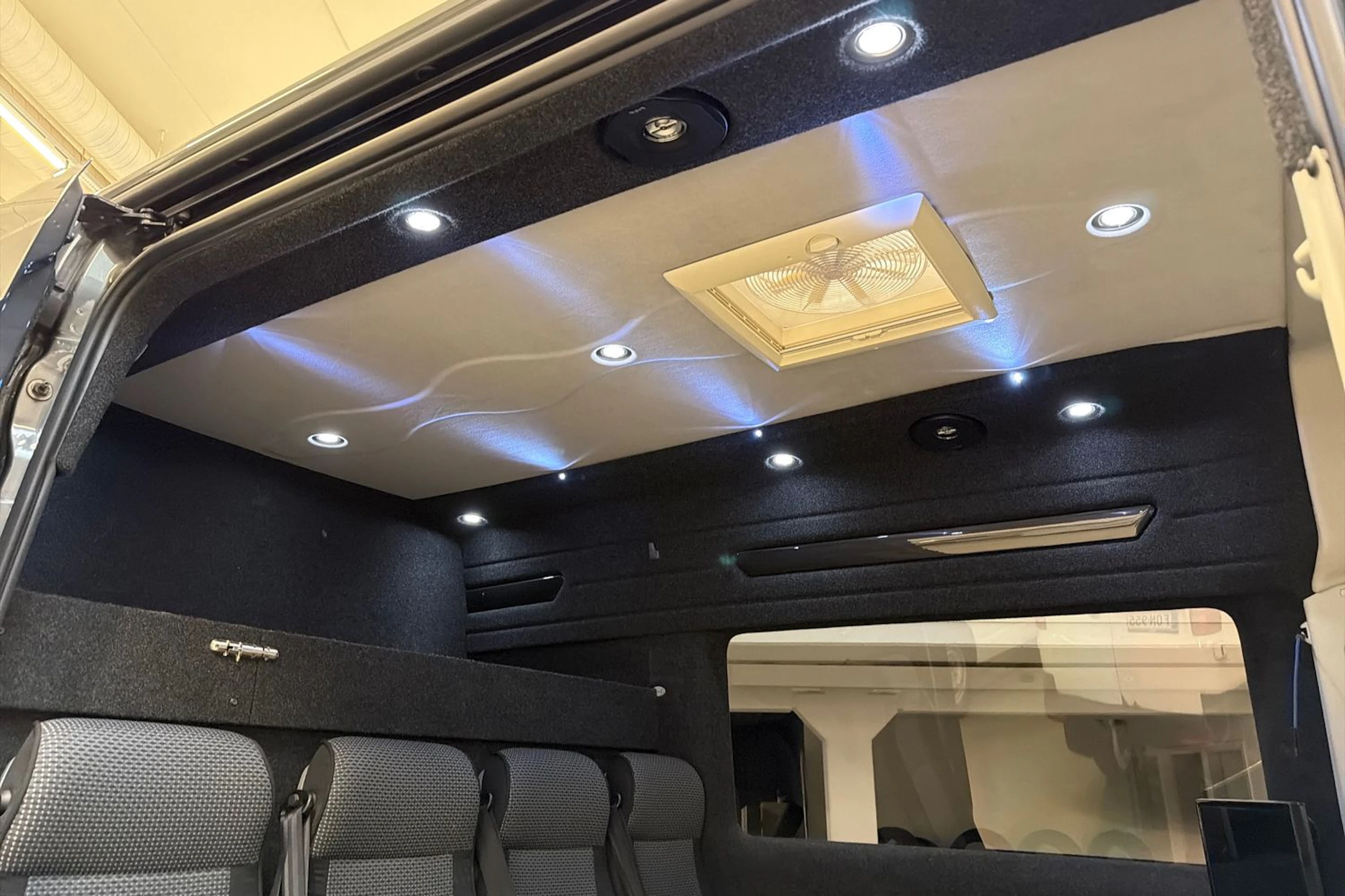 harmaa Volkswagen Crafter 2018 kuva 20.