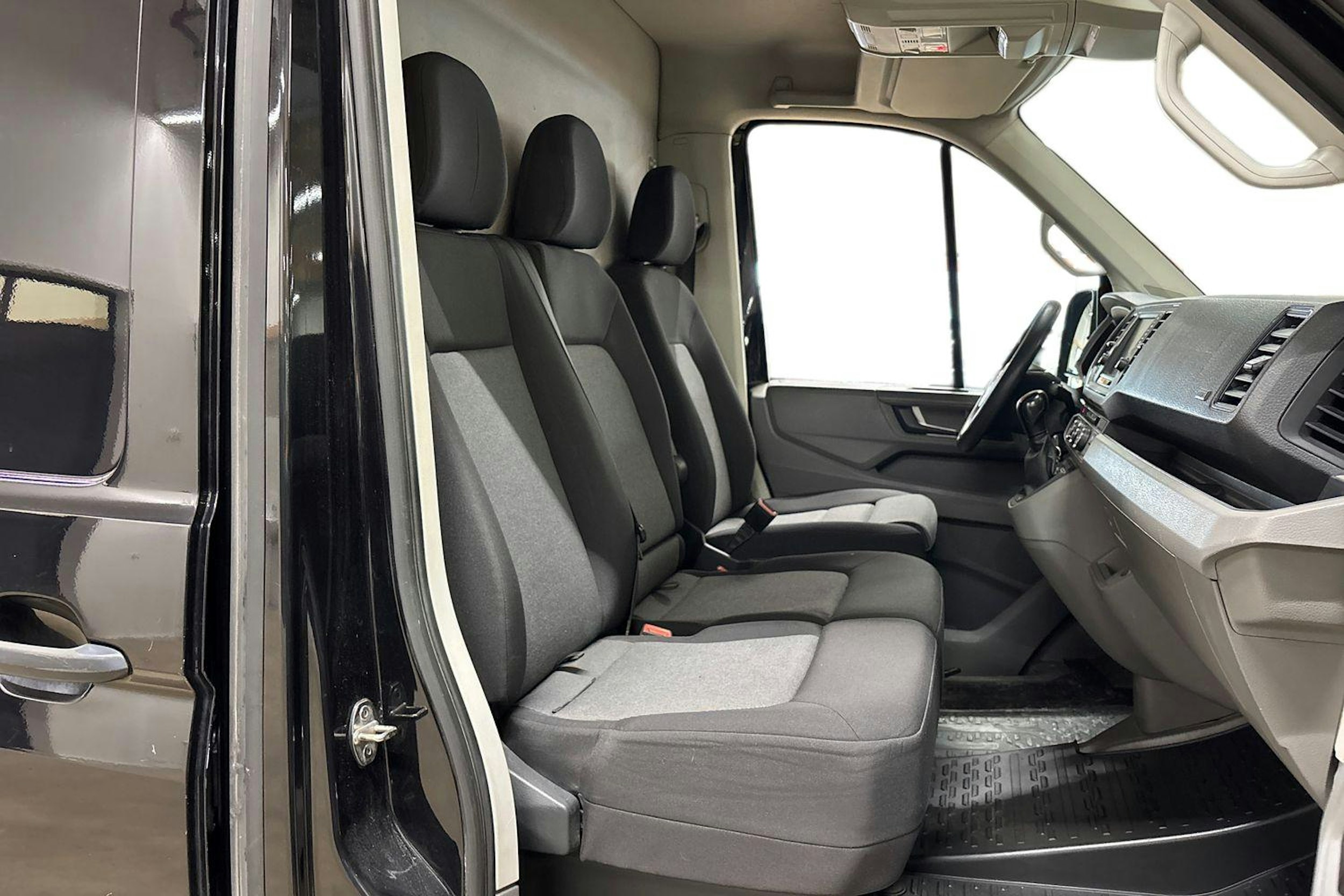 musta Volkswagen Crafter 2018 kuva 11.