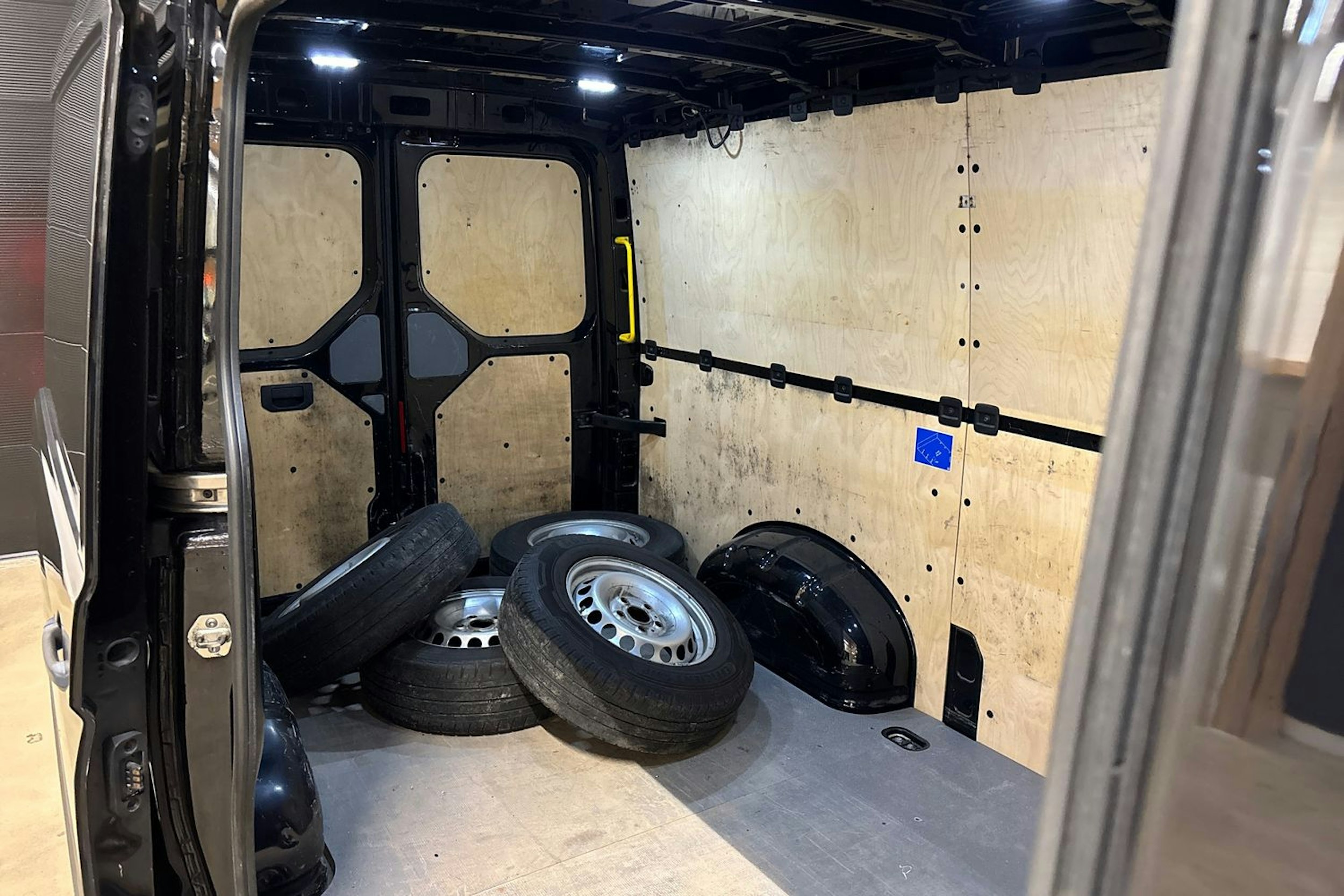 musta Volkswagen Crafter 2018 kuva 28.