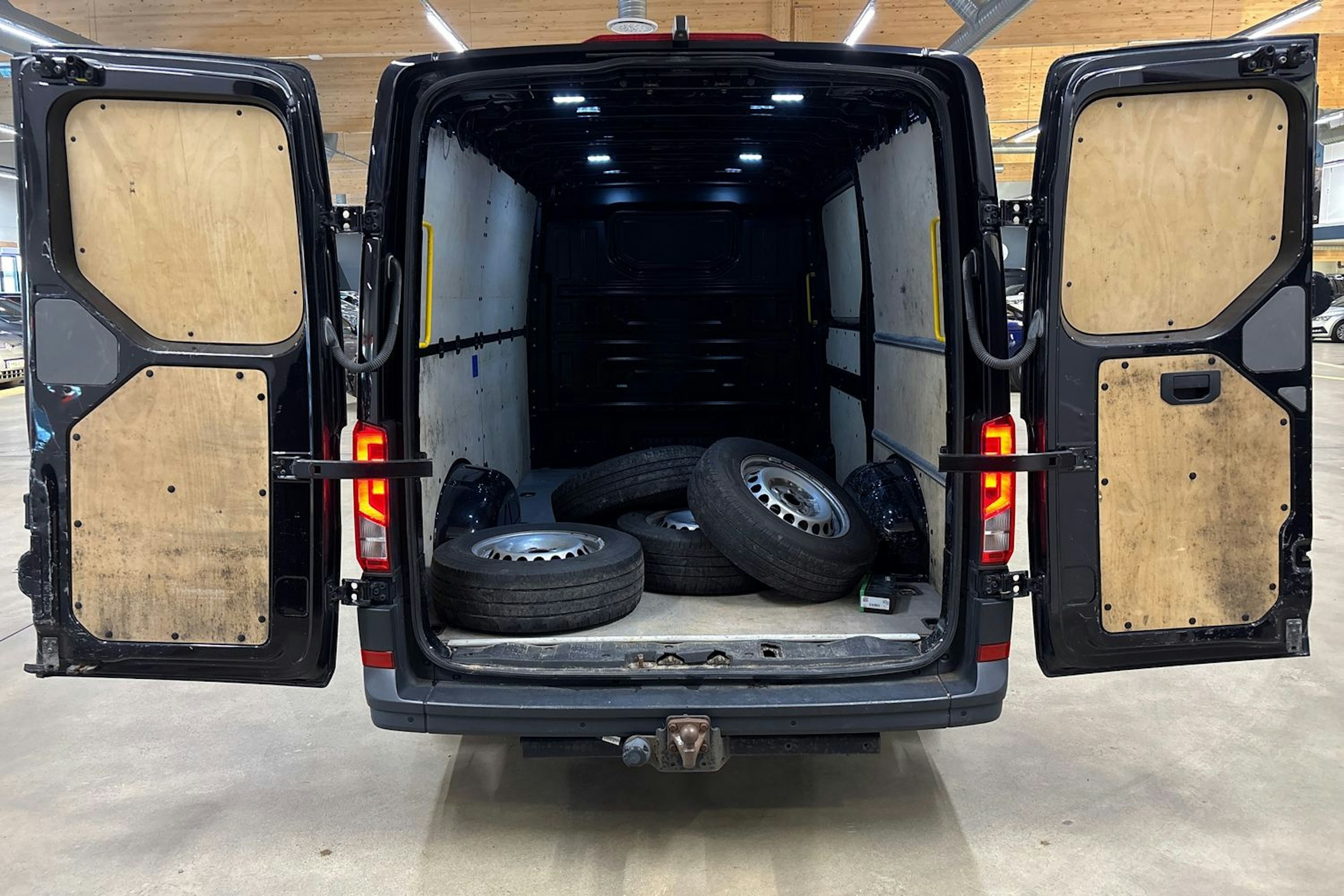 musta Volkswagen Crafter 2018 kuva 30.