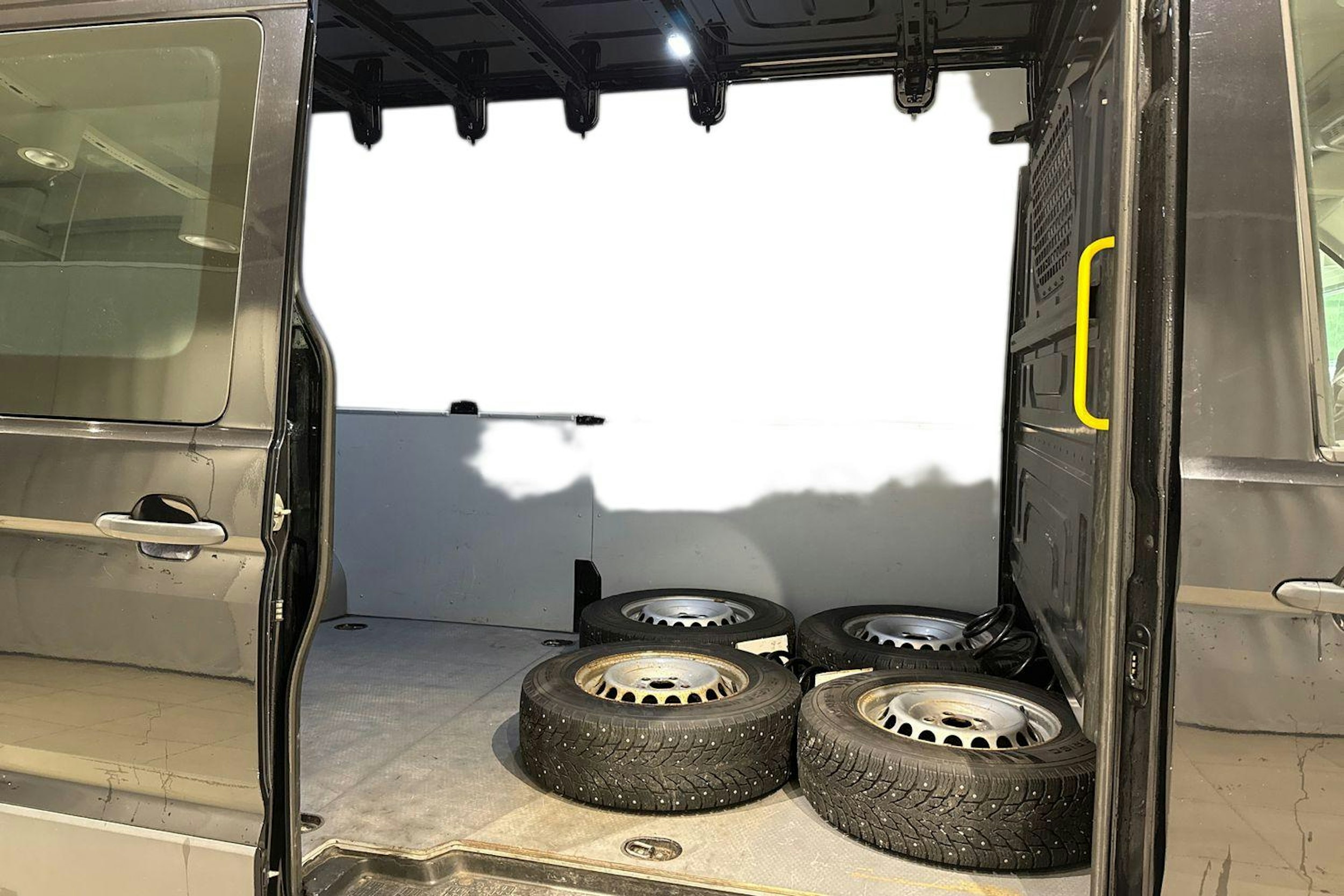 musta Volkswagen Crafter 2018 kuva 11.