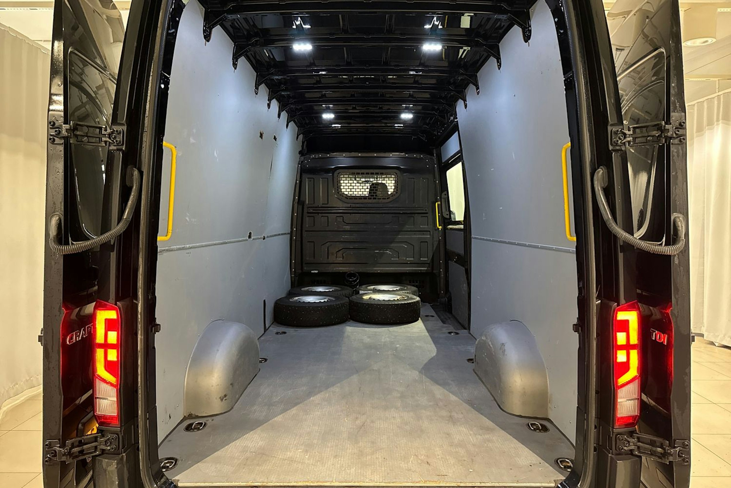 musta Volkswagen Crafter 2018 kuva 16.