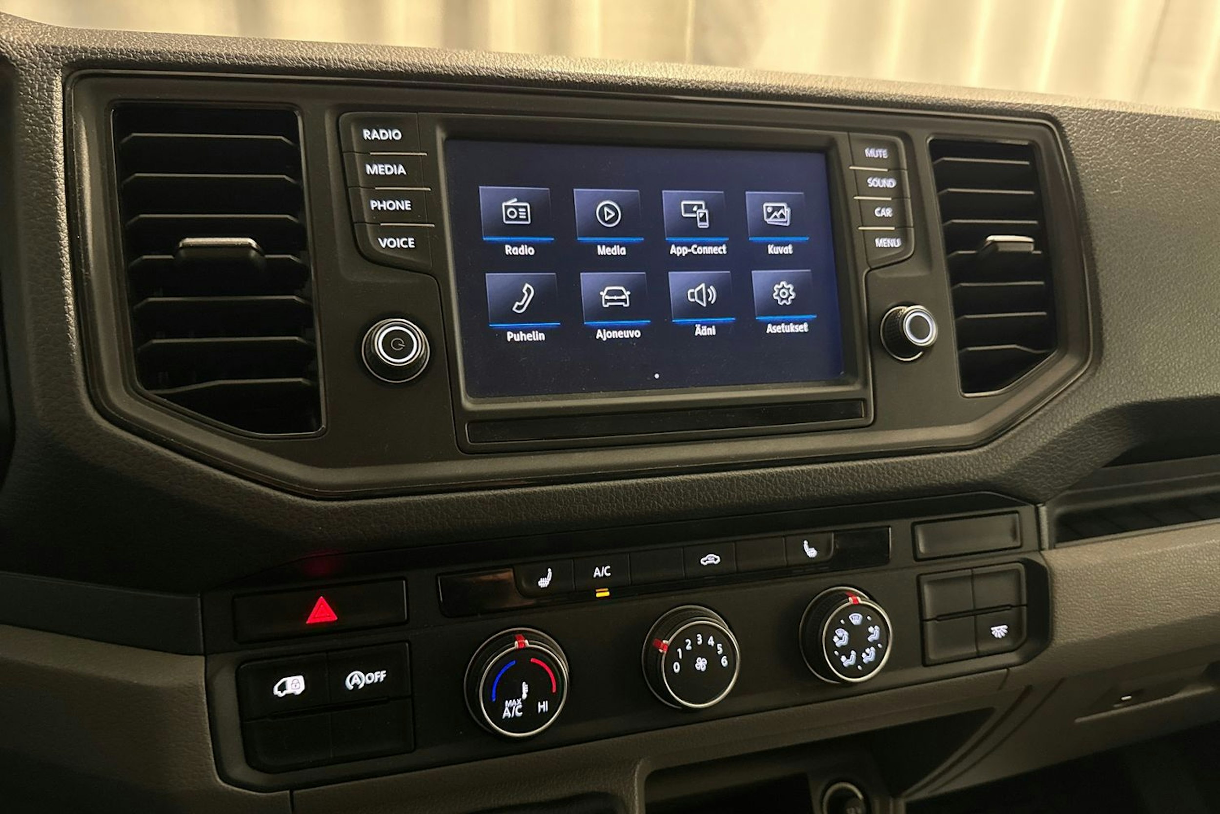 musta Volkswagen Crafter 2018 kuva 21.