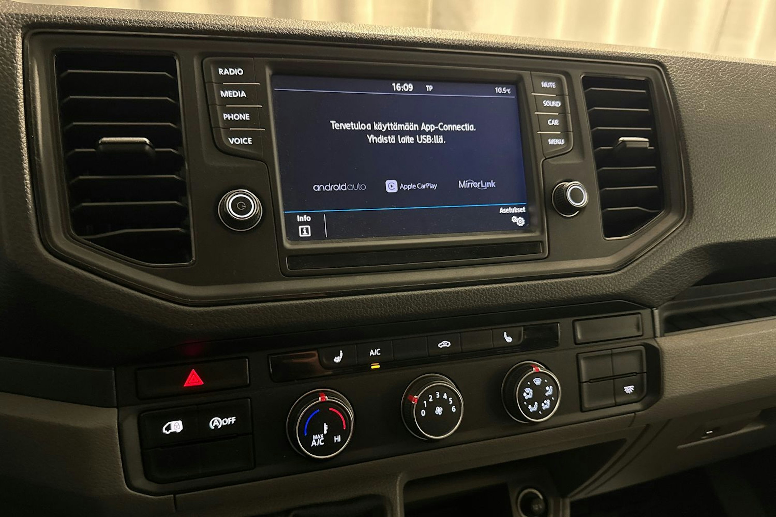 musta Volkswagen Crafter 2018 kuva 22.