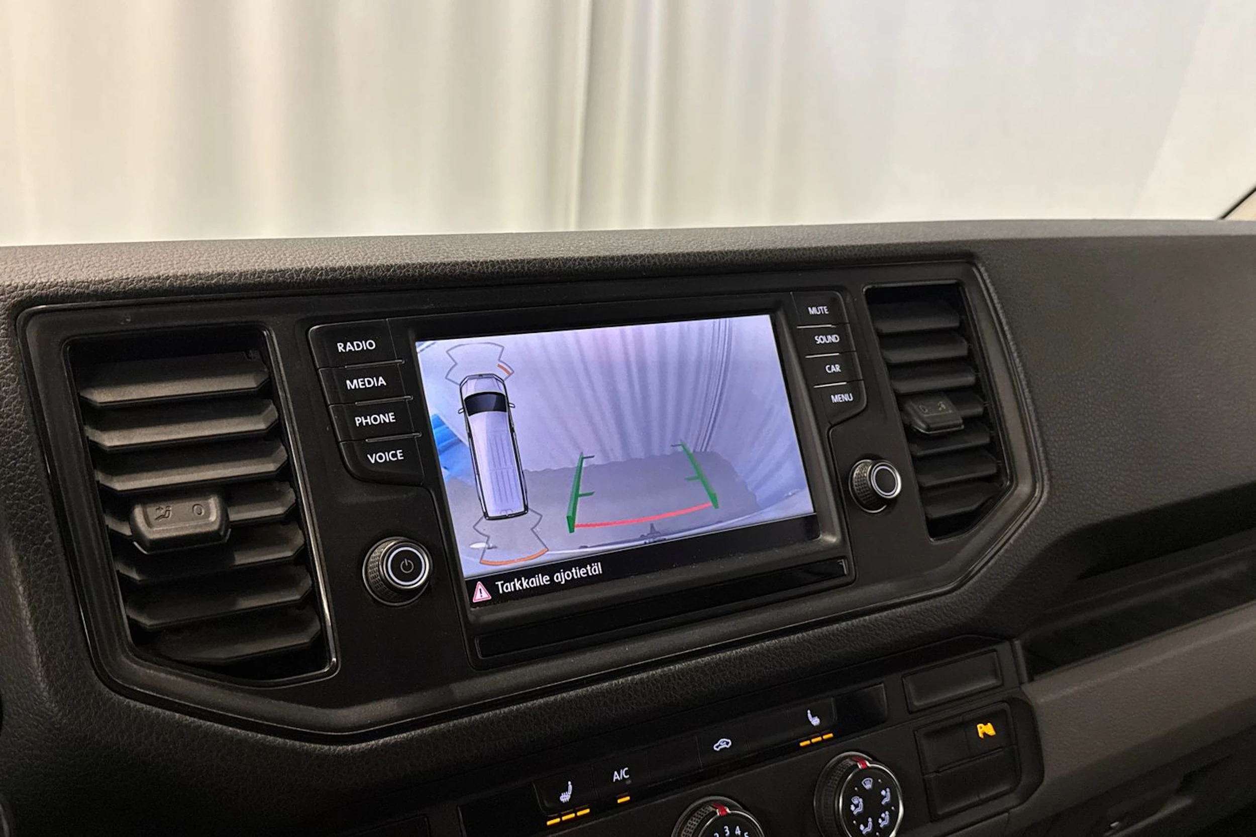 valkoinen Volkswagen Crafter 2018 kuva 19.