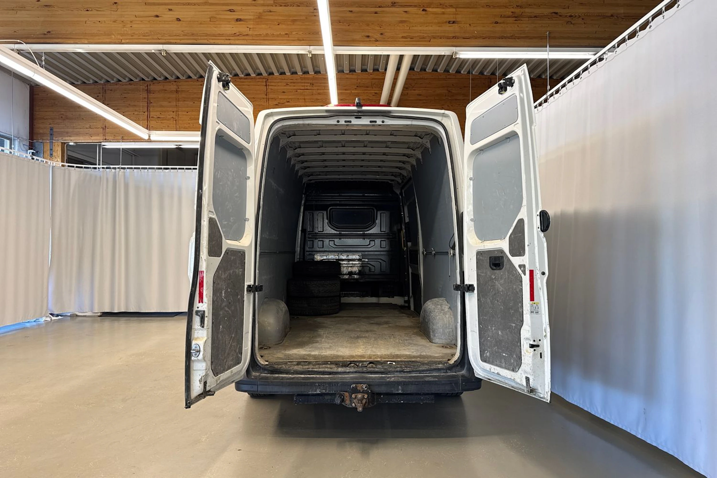 valkoinen Volkswagen Crafter 2018 kuva 26.