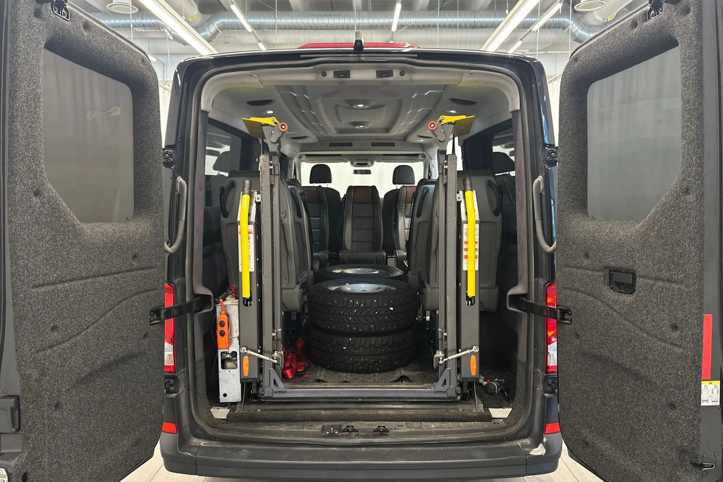musta Volkswagen Crafter 2018 kuva 10.
