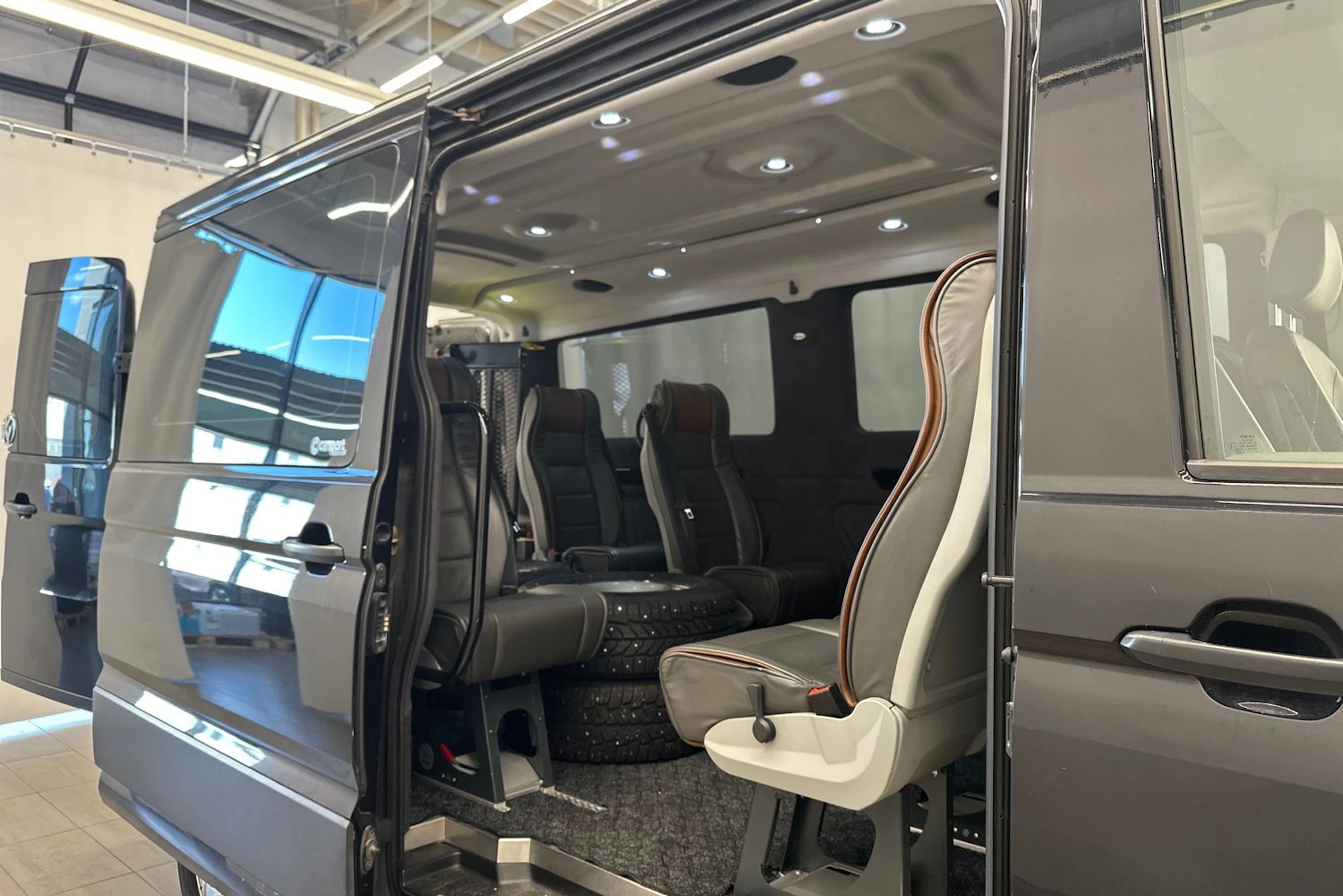 musta Volkswagen Crafter 2018 kuva 11.