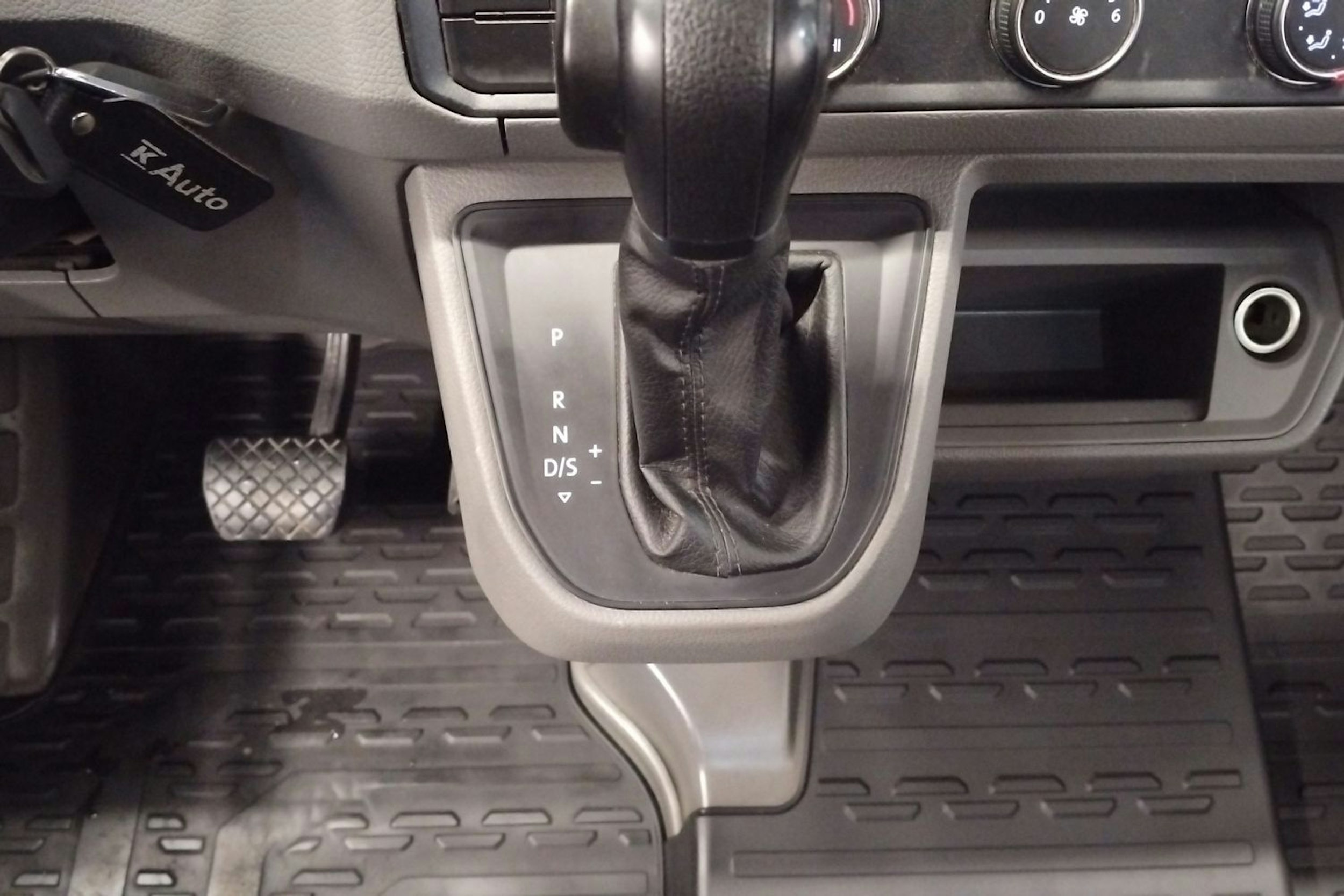 harmaa Volkswagen Crafter 2018 kuva 25.